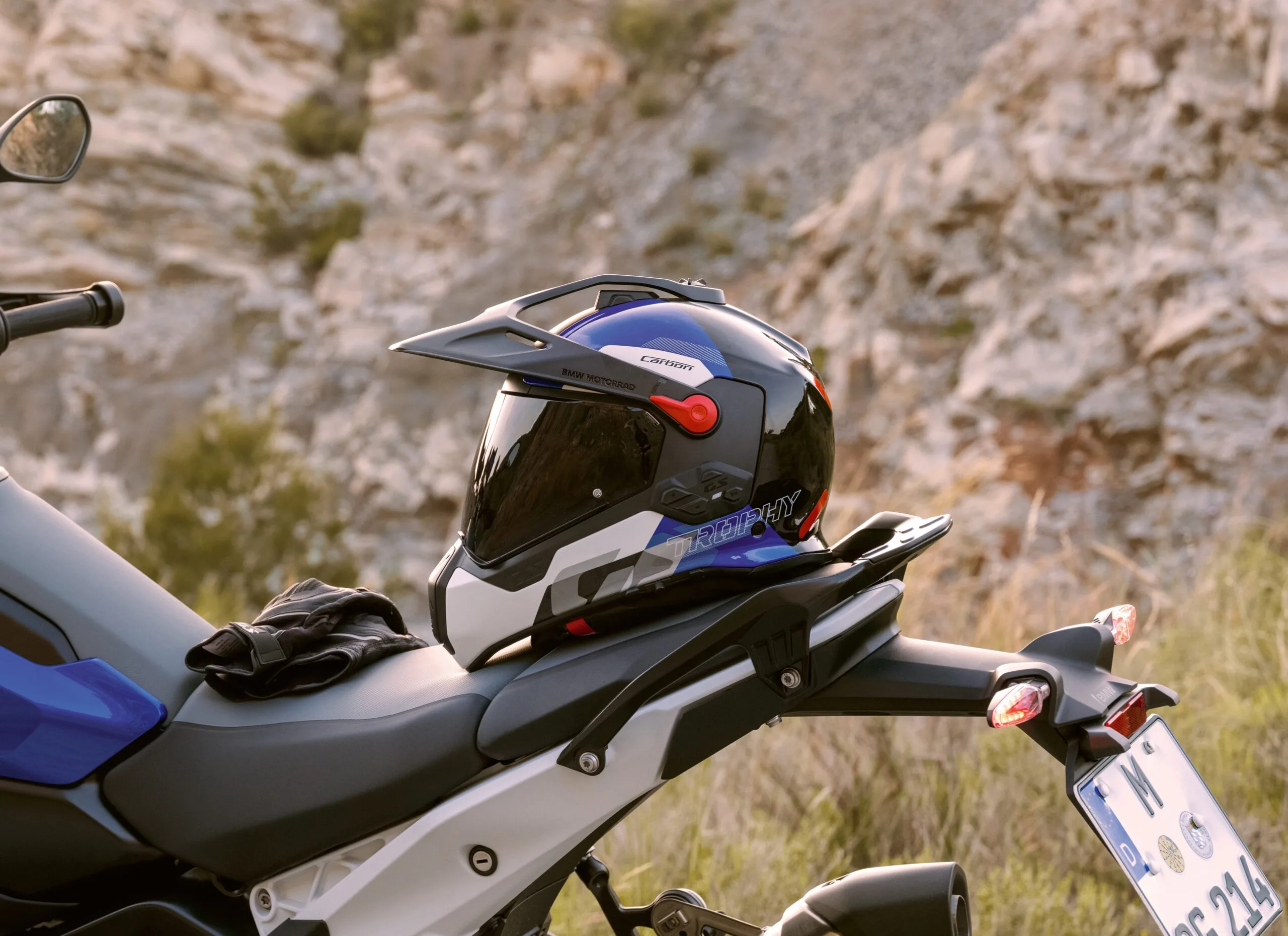 BMW Motorrad GS Rallye Carbon: il nuovo casco ora più leggero, sicuro e connesso