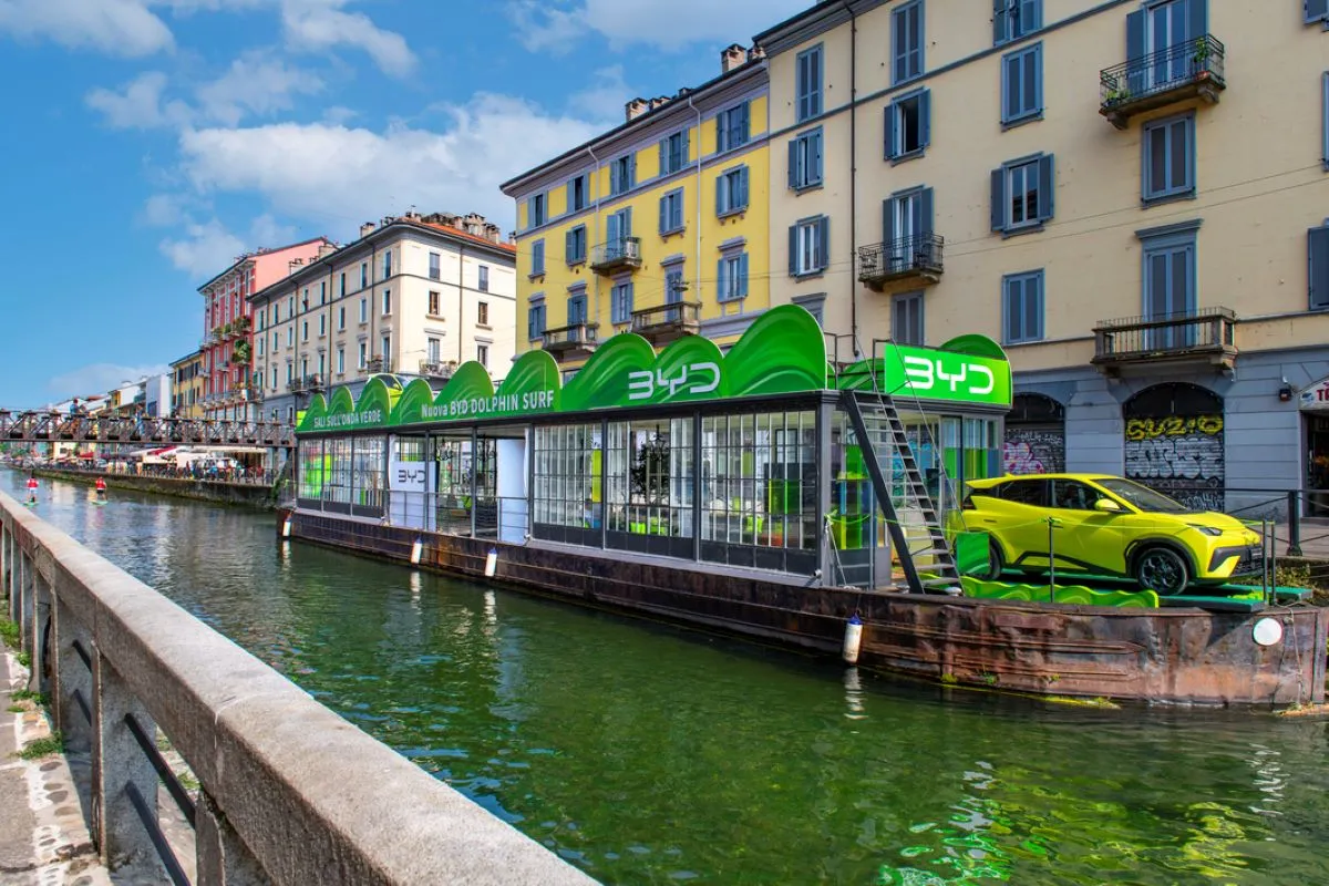 La nuova BYD DOLPHIN SURF cavalca l’onda dell’elettrico sui Navigli di Milano a bordo di The Flo