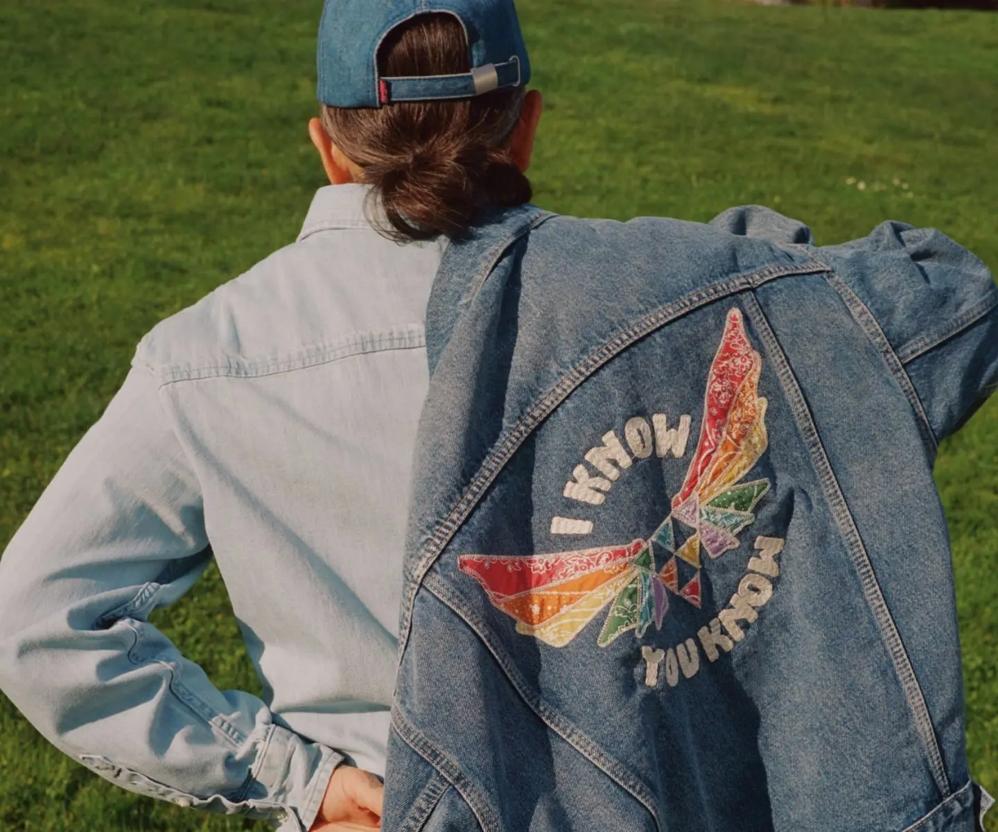 Levi’s celebra la gioia queer con la collezione Pride 2025 “Meet You In The Park”