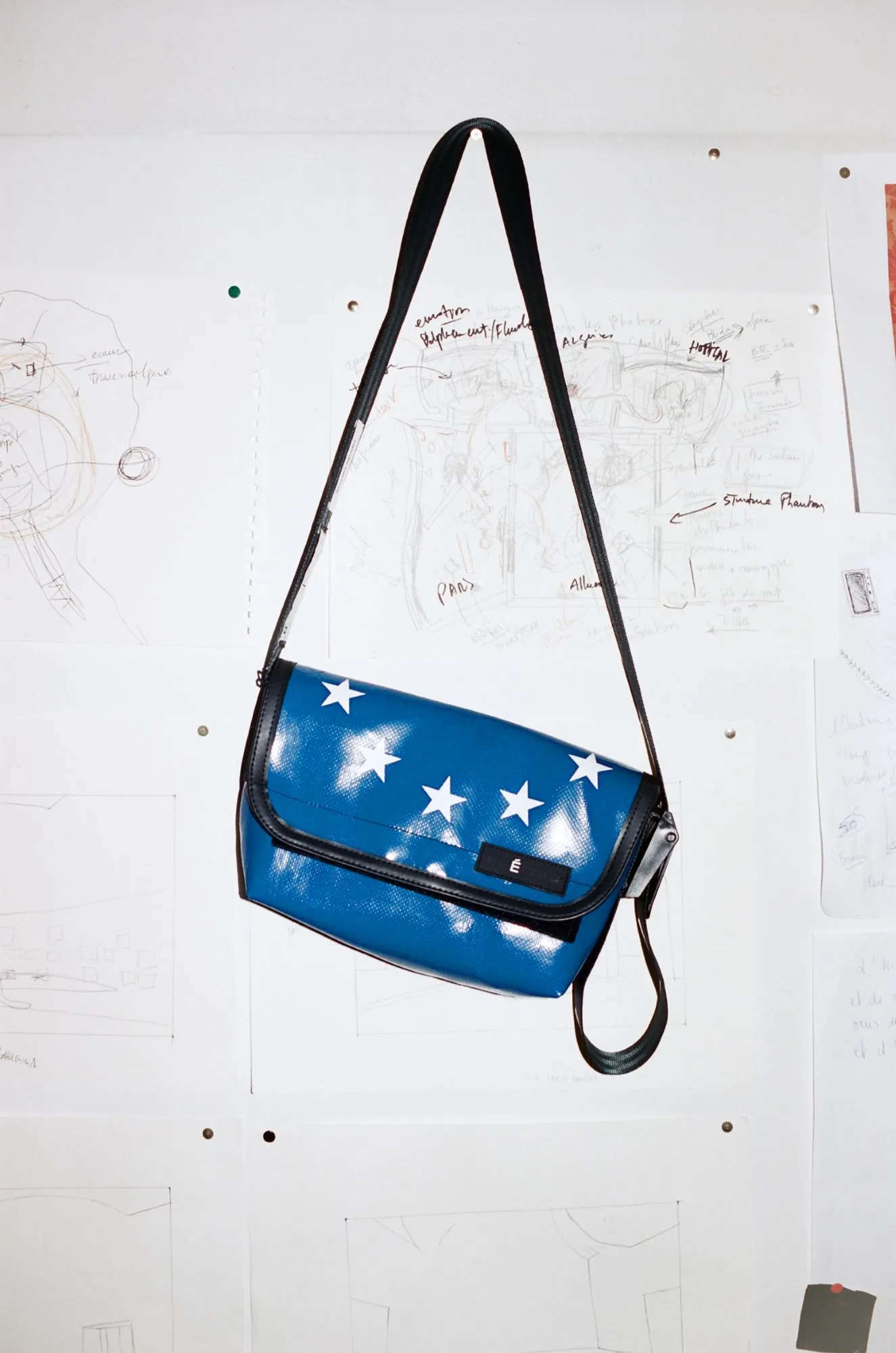 FREITAG + Études Studio: un’edizione limitata che celebra artigianalità e design