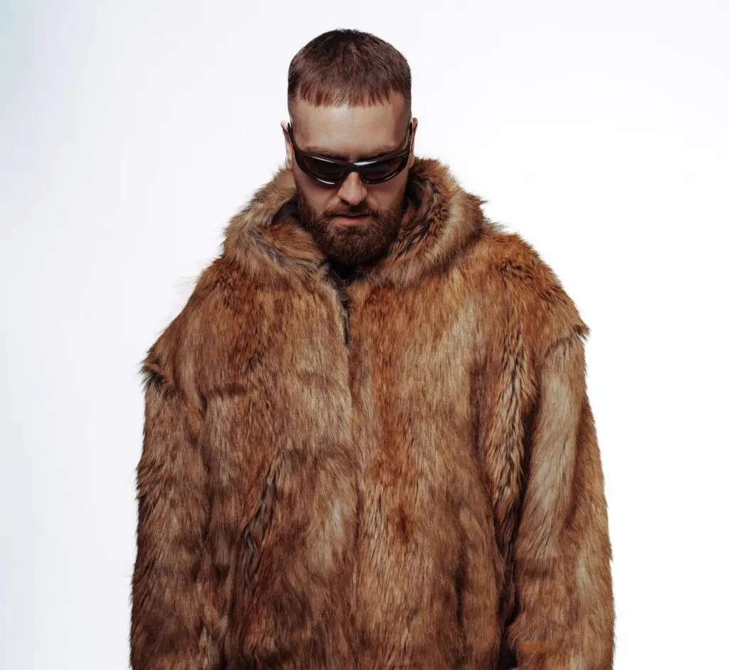 VALE LAMBO: torna stanotte a sorpresa più irriverente che mai con "FOLLOW"