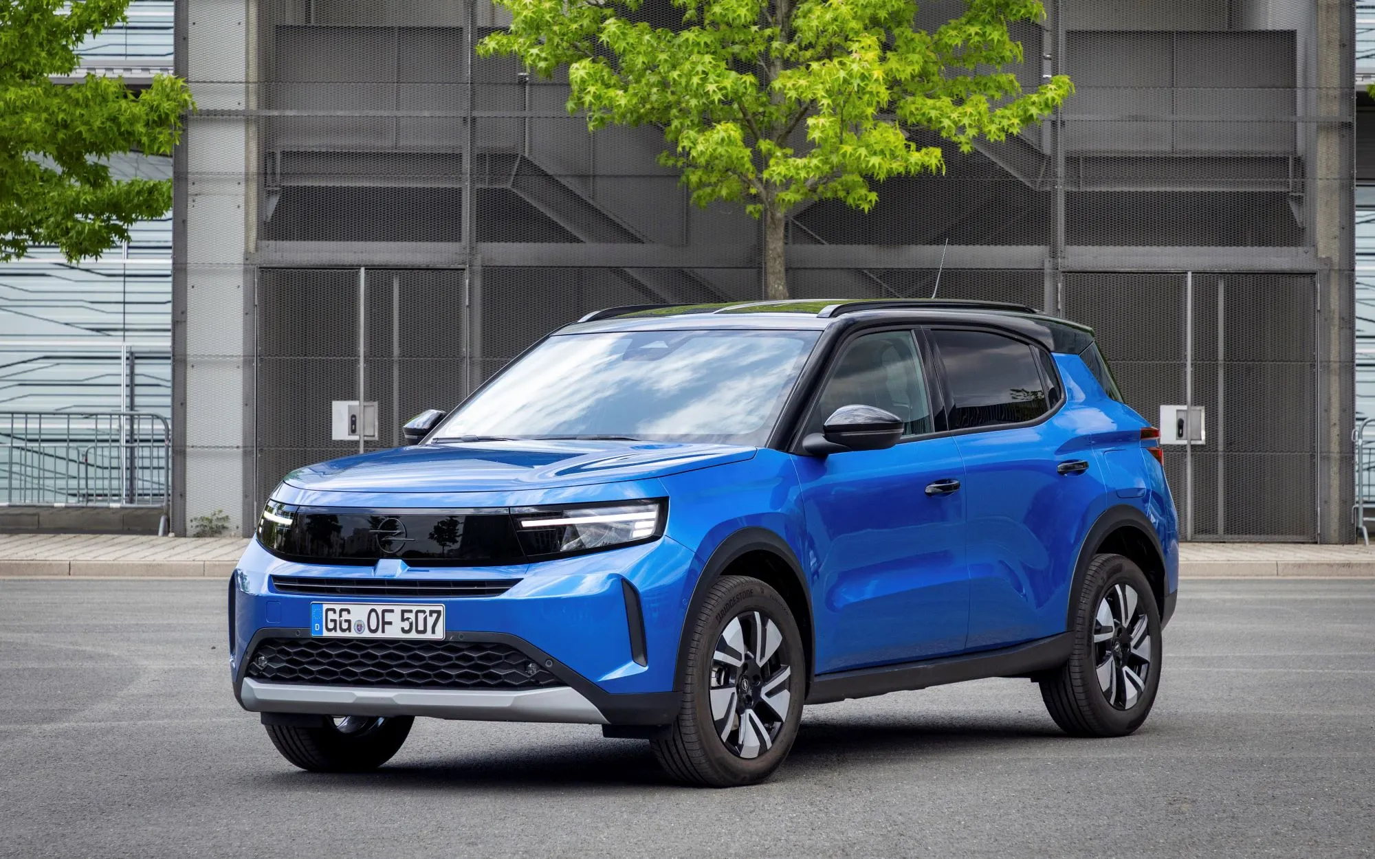 Opel Frontera: il nuovo SUV 7 posti elettrificato che unisce spazio, comfort e convenienza