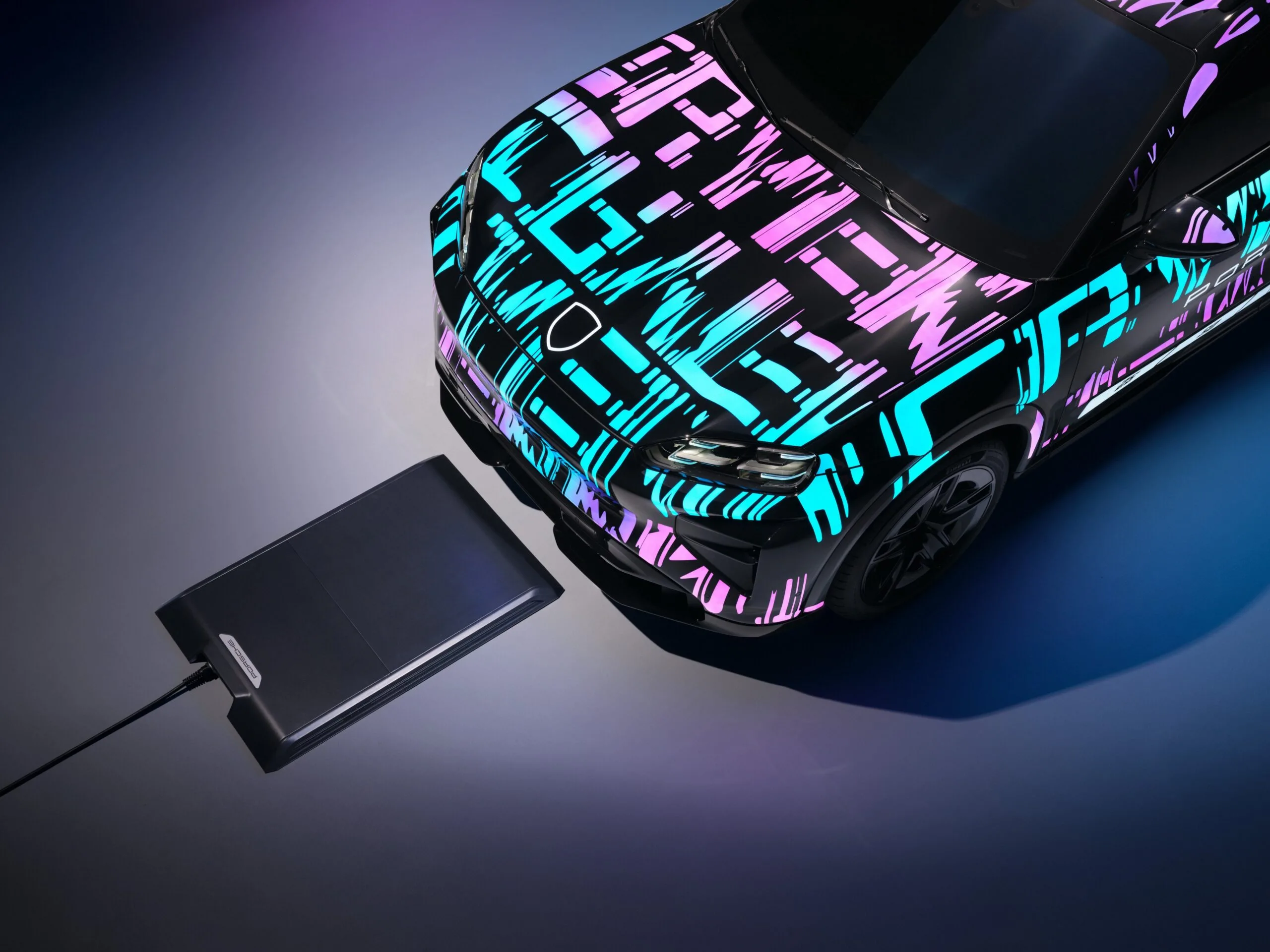 Porsche Cayenne Elettrica: ricarica wireless a induzione e una verniciatura fluorescente unica