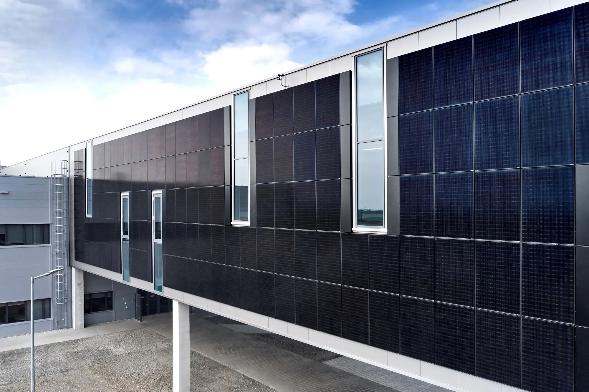 Efficiente e sostenibile: il nuovo stabilimento BMW Group di Debrecen avvierà la produzione della iX3