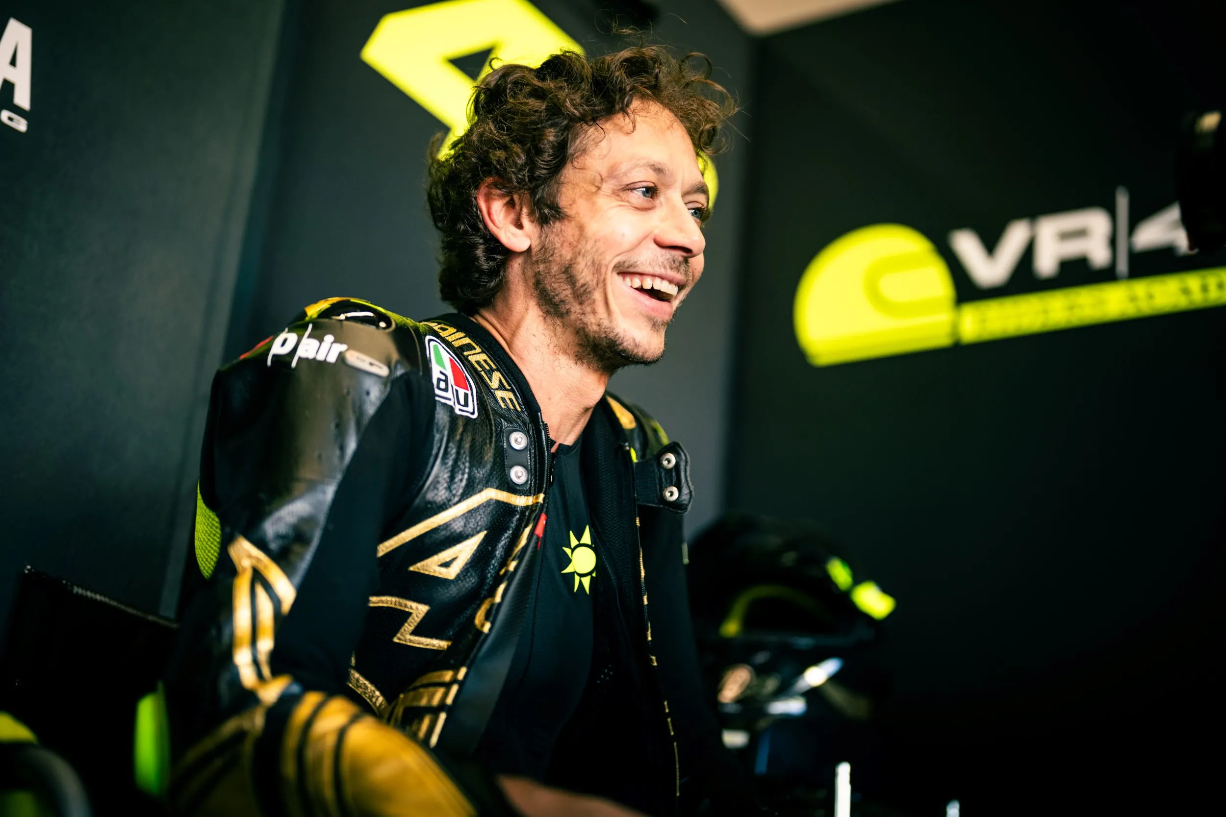 Dainese dona a UNICEF il kit 1/46 Soleluna Vale46 Anniversario indossato da Valentino Rossi al Mugello