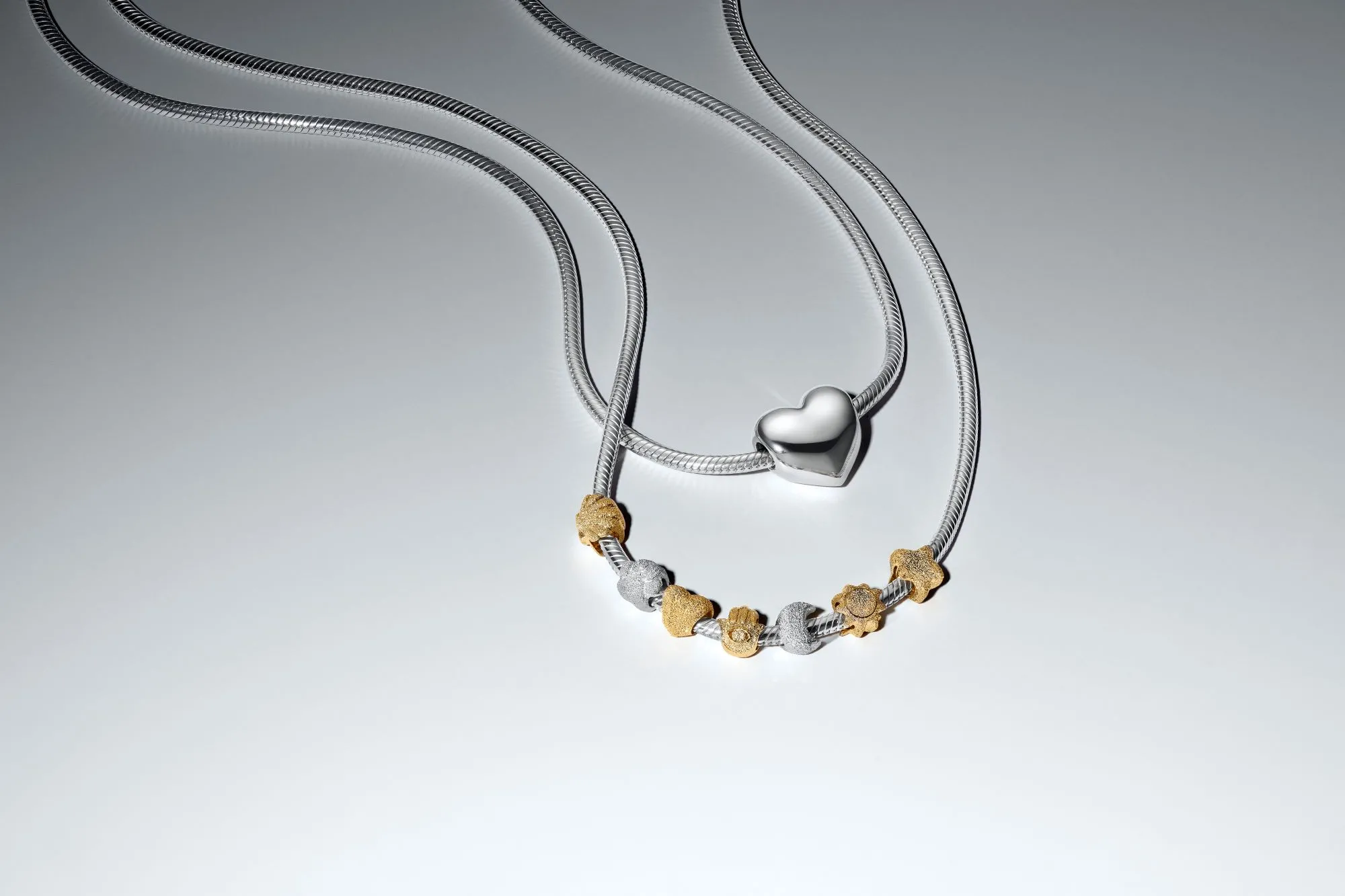 Pandora lancia i nuovi charm MINI: simboli universali in un design essenziale e raffinato