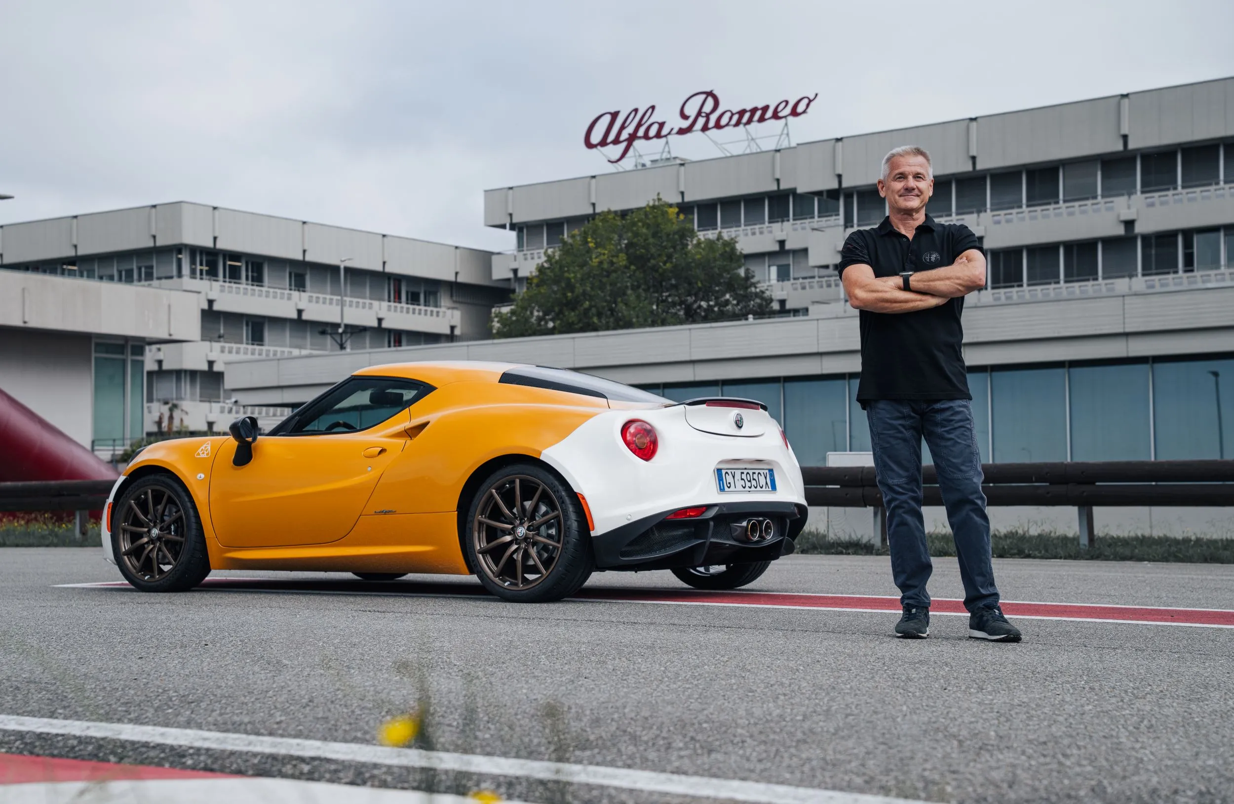 Nicola Larini consegna la prima Alfa Romeo 4C Collezione GT 
