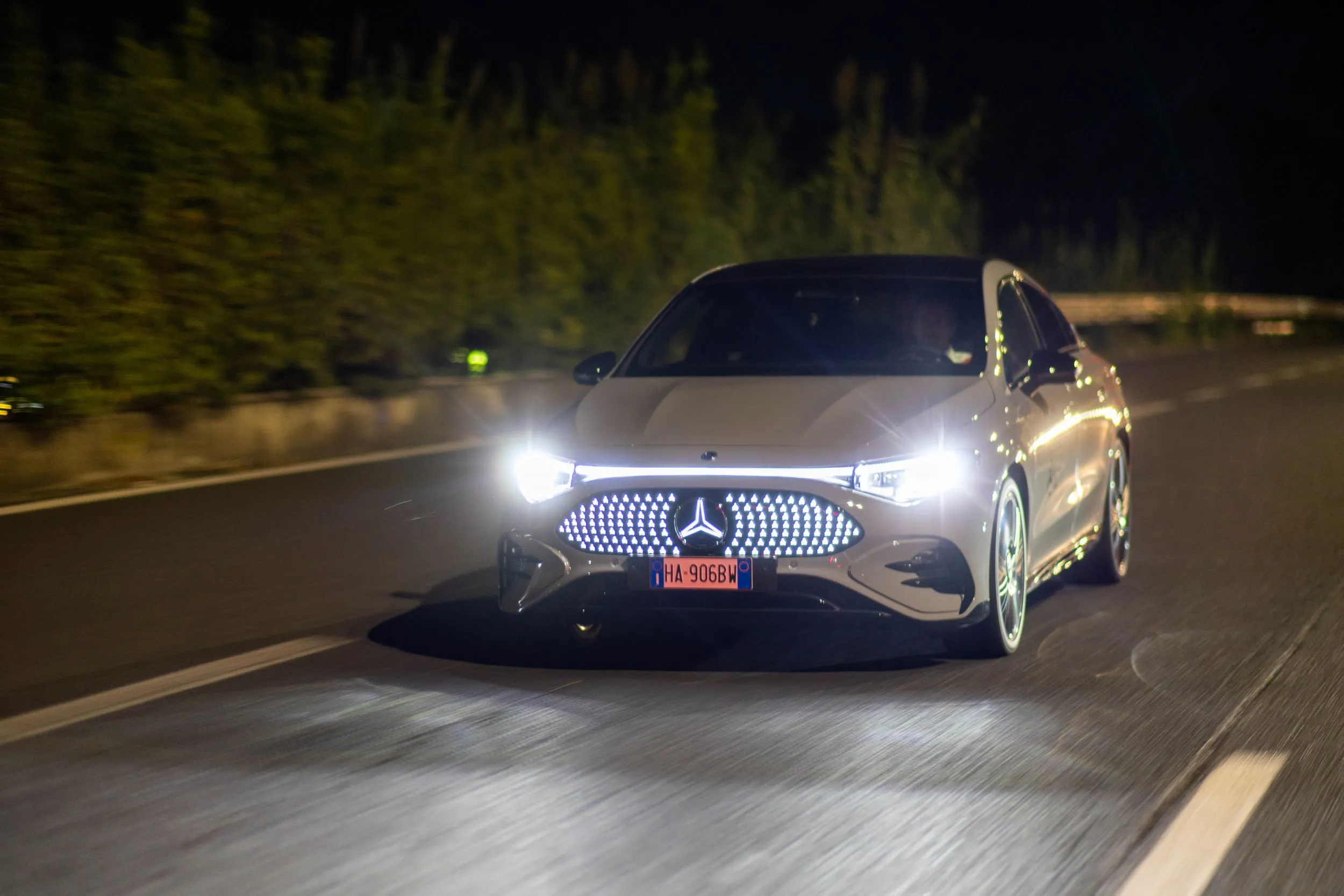 Nuova Mercedes CLA 250+ conquista il GRA: 10 giri e oltre 700 km con un pieno di energia