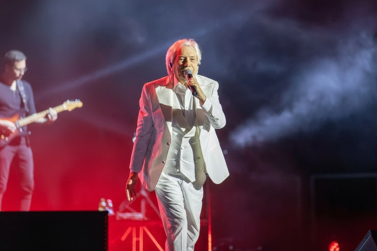 Nino D'Angelo annuncia il ritorno al PalaSele ad aprile: al via oggi la prevendita