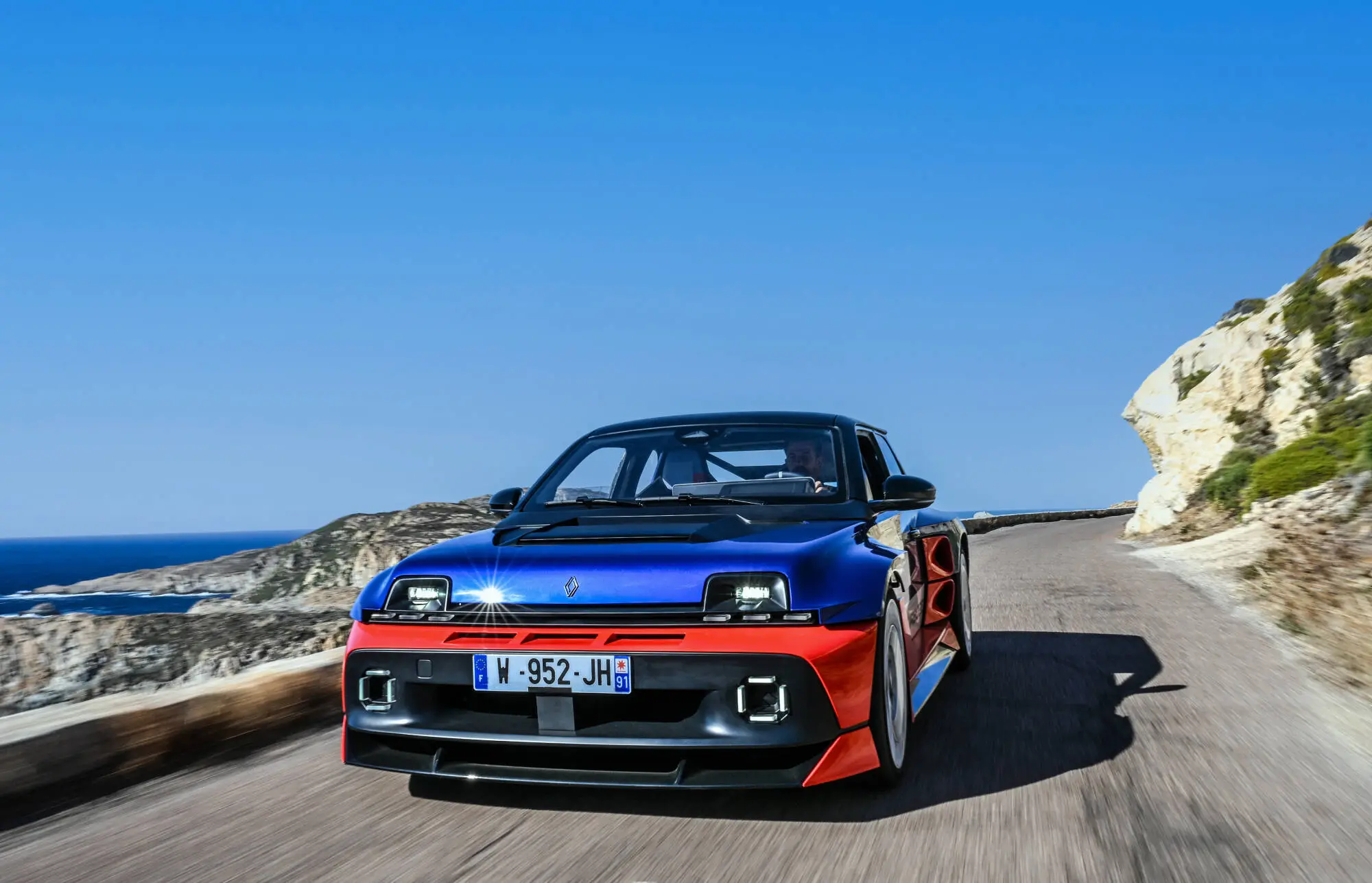 La nuova Renault 5 Turbo 3E incanta la Corsica: debutto spettacolare al Tour de Corse Historique