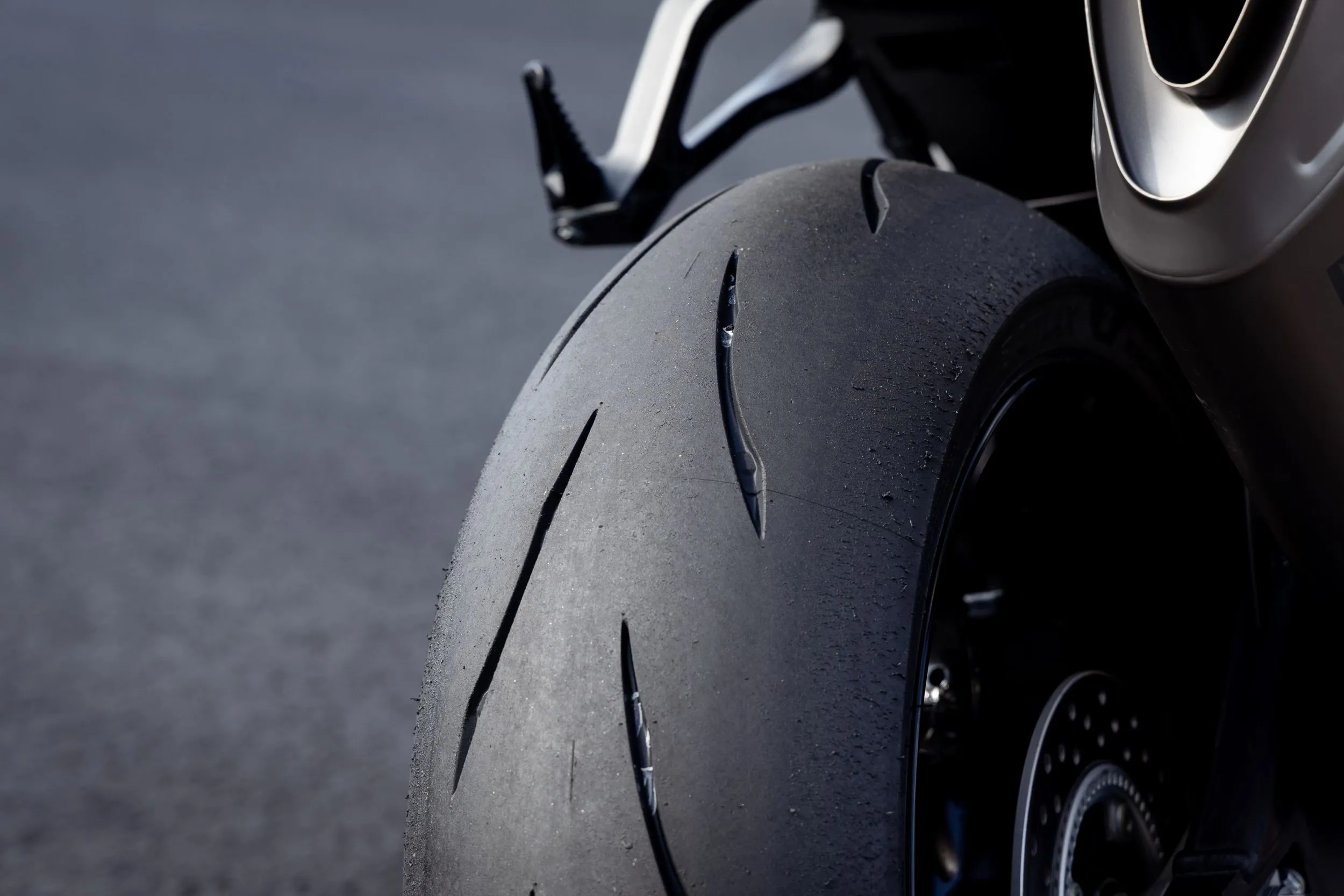 Bridgestone BATTLAX RACING STREET RS12: tecnologia racing per le moto sportive