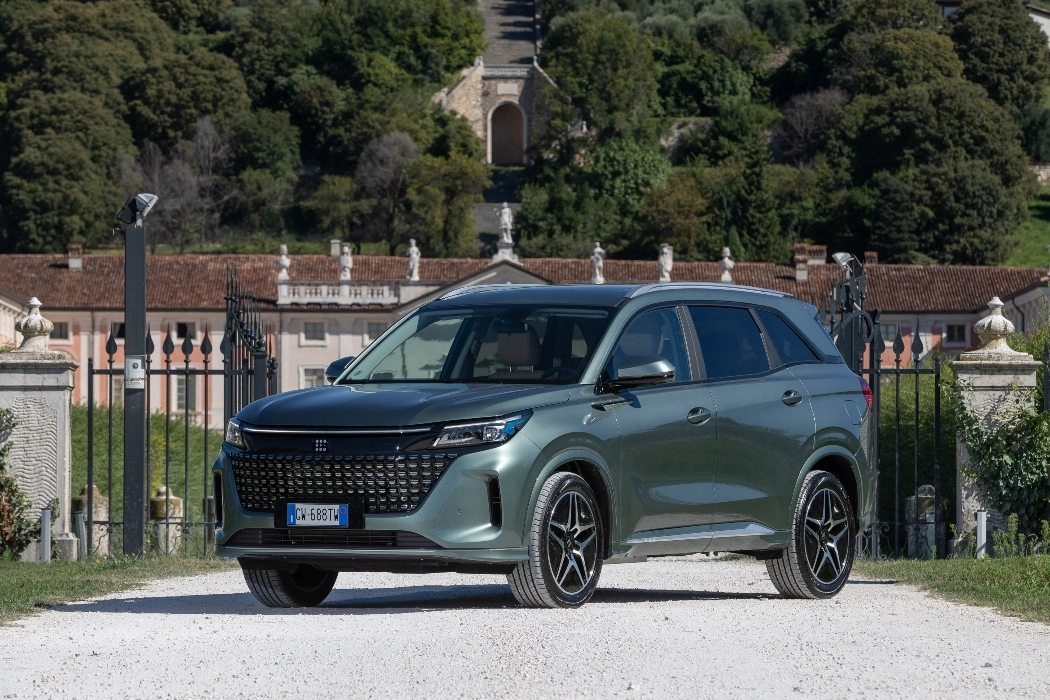 DFSK amplia la gamma E5 PHEV in Italia con due nuovi allestimenti: Business e Luxury