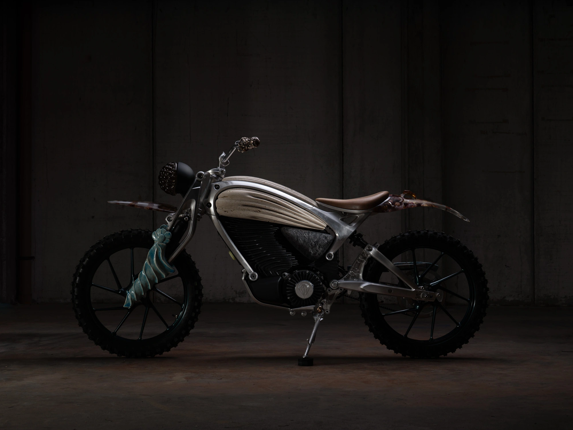 Motototem: la motocicletta diventa scultura nel progetto visionario di Mattia Biagi e Flying Flea