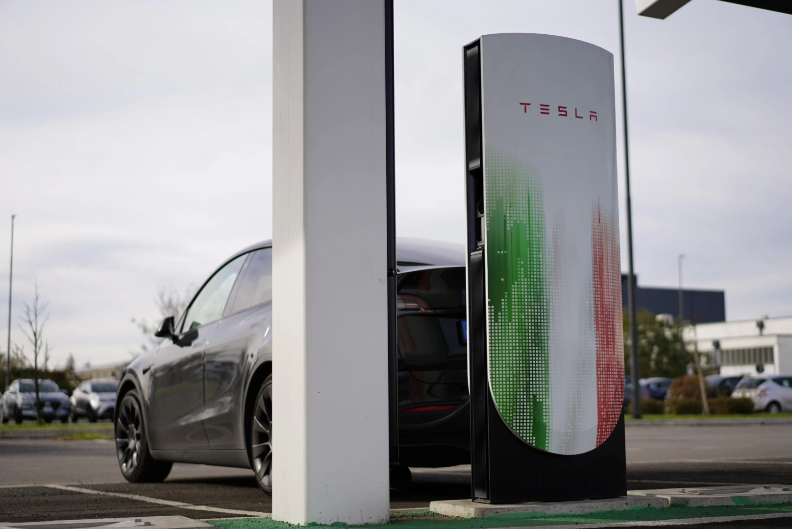 Tesla supera quota 1000 Supercharger in Italia: la rete di ricarica accelera nel 2025