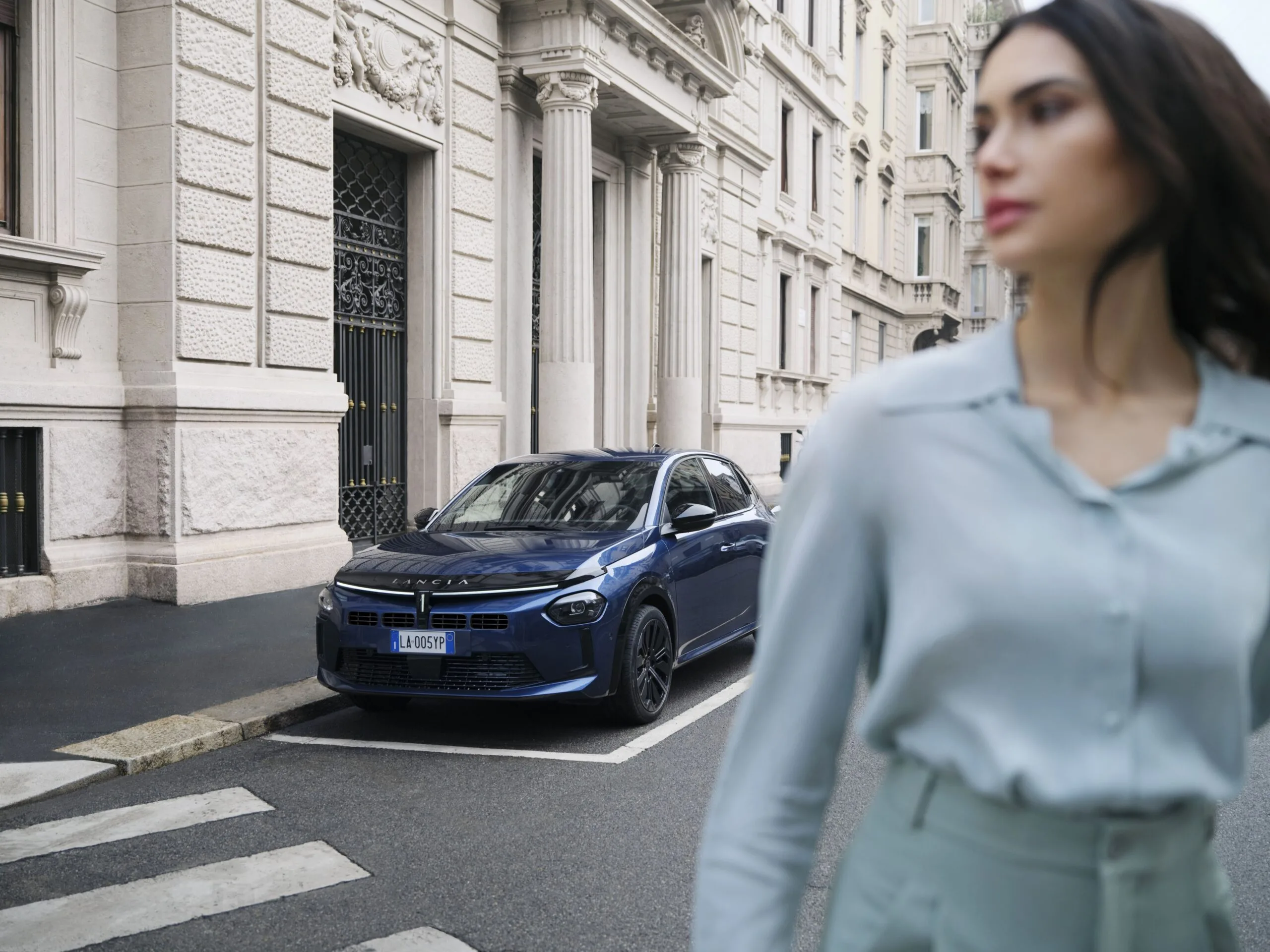 Il 2026 di Lancia si apre con un nuovo spot sulle note di “Ti voglio” dell'eterna Ornella Vanoni