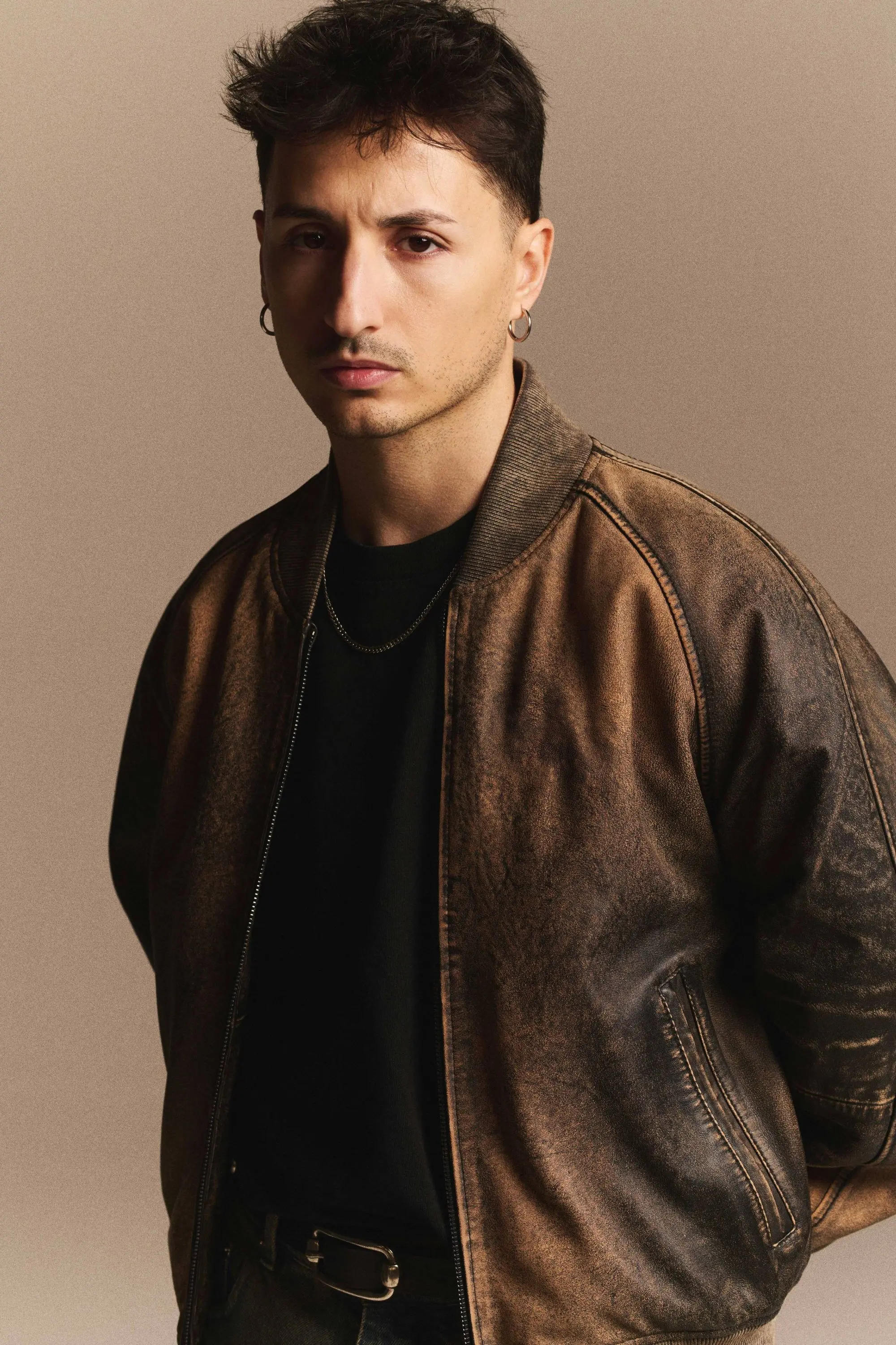 Nayt domina la classifica FIMI per la seconda settimana: “io Individuo” è il suo nuovo vertice artistico