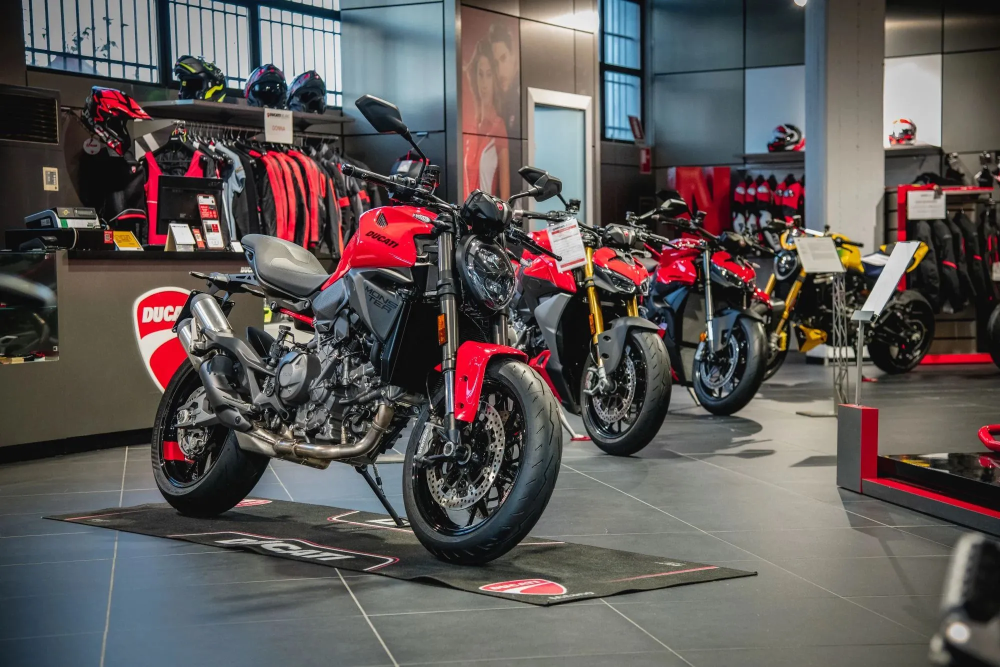 Due ruote in Italia, 2025 a due velocità: boom dello scooter, frenata delle moto