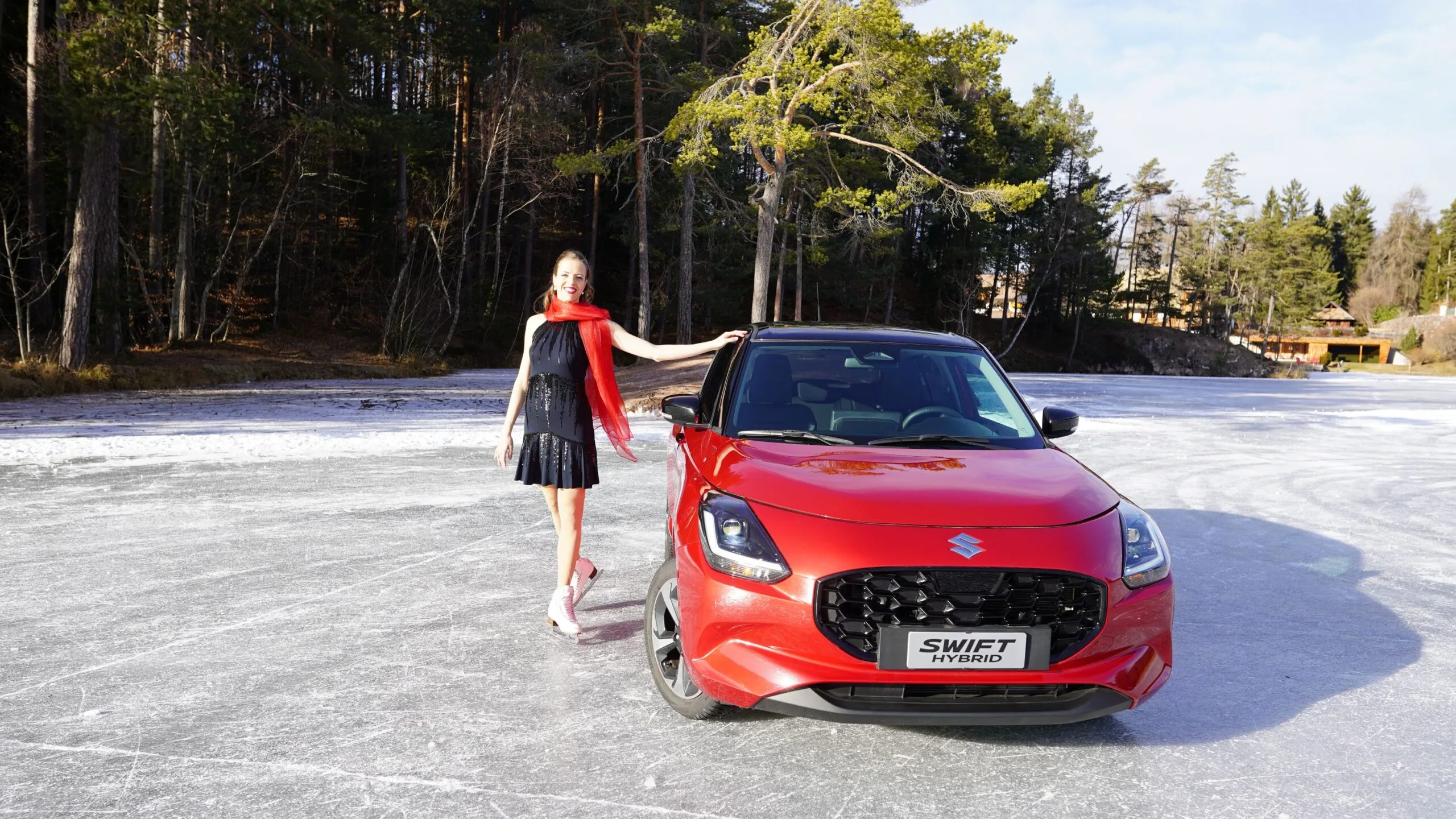 Suzuki presenta il nuovo spot Swift Hybrid: un moderno tango sul ghiaccio con Carolina Kostner
