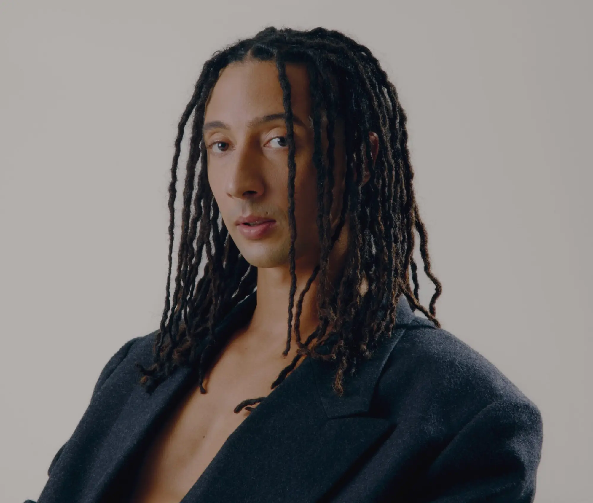 Ghali sorprende con “BASTA”: un grido urgente e senza filtri