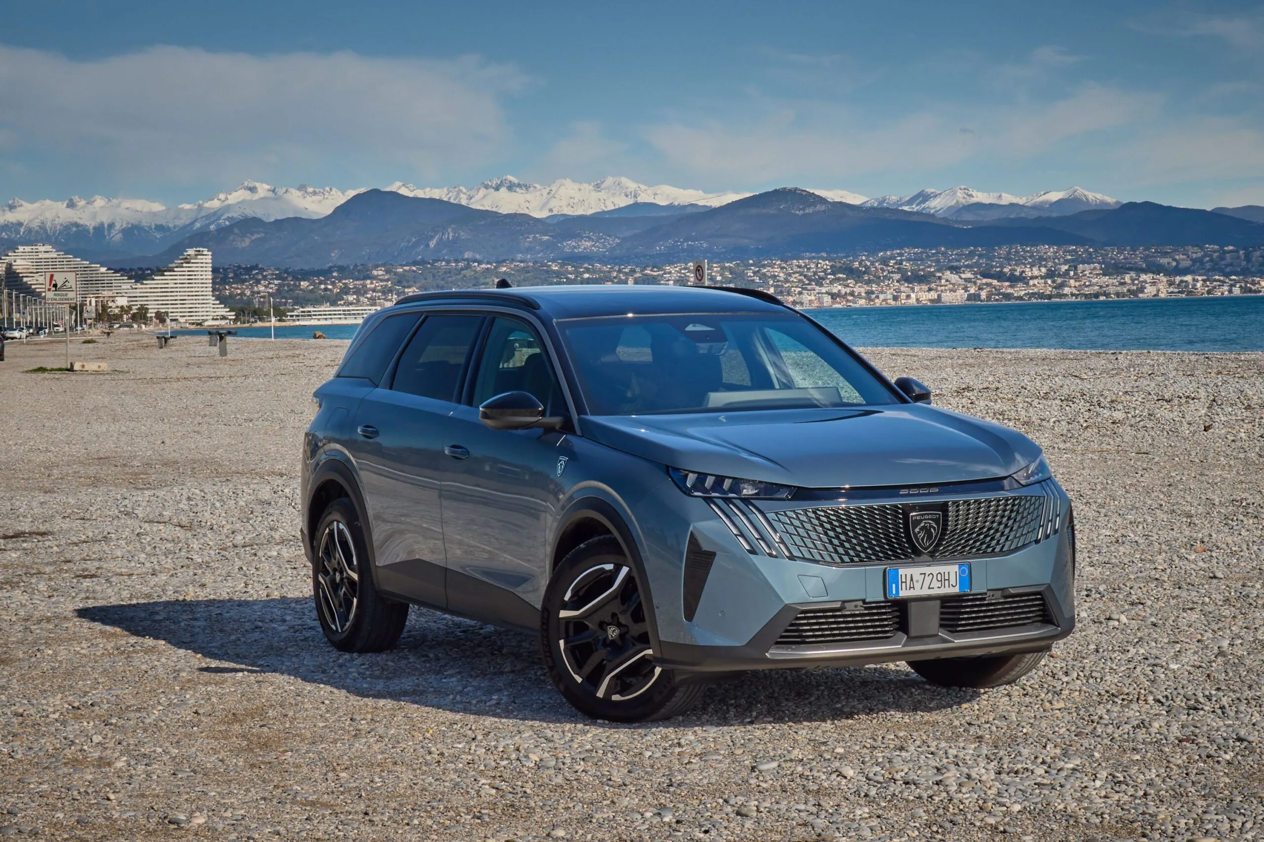 Peugeot 5008 Plug-In Hybrid in viaggio verso le Olimpiadi Invernali di Nizza 2030