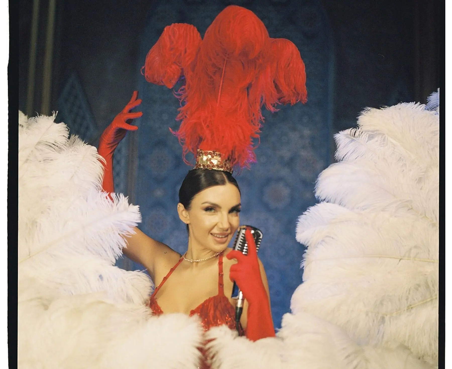 ELETTRA LAMBORGHINI: esce il videoclip di “VOILÀ” un tripudio di colori, piume, paillettes e strass