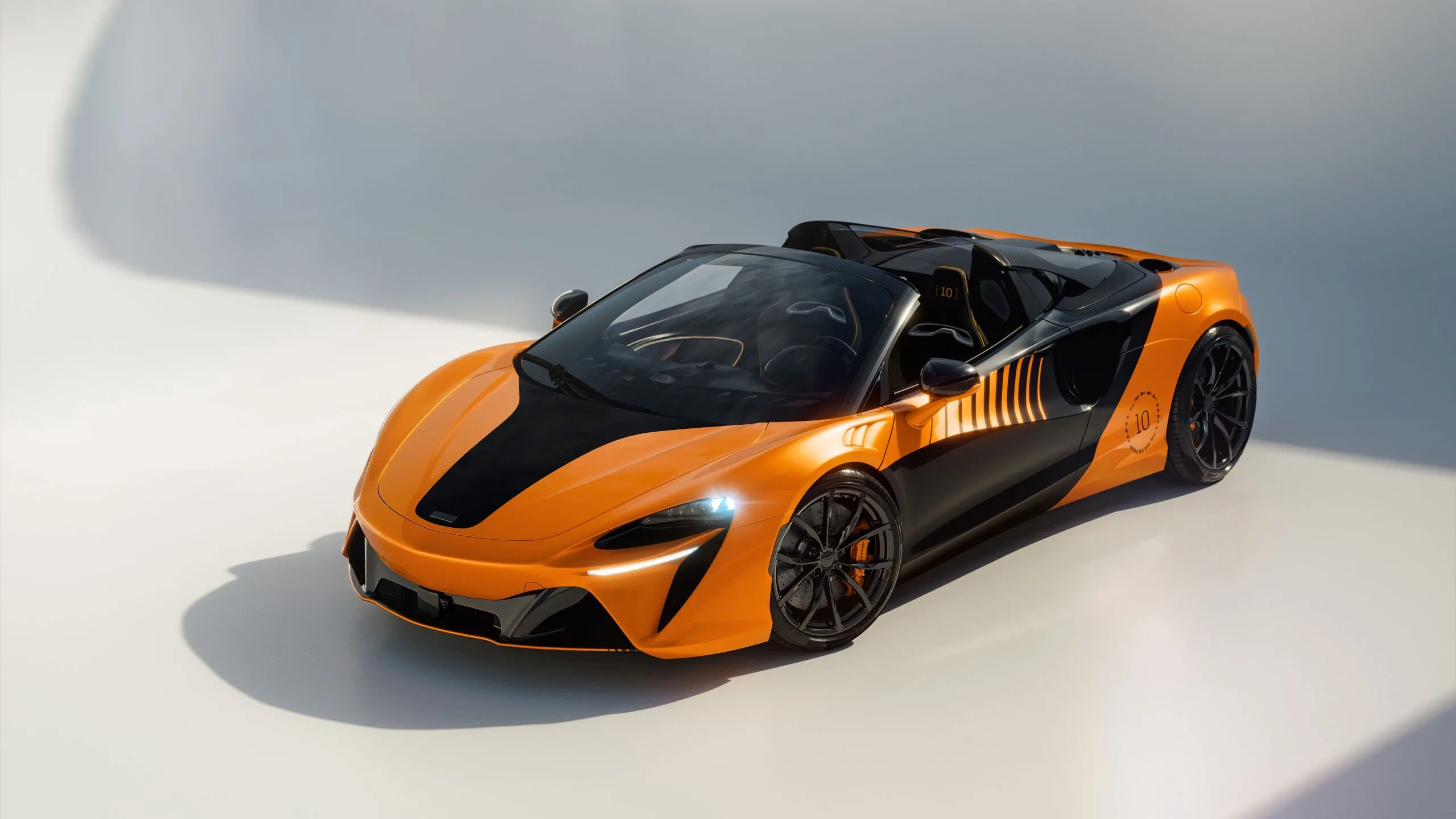 McLaren celebra la doppia vittoria in F1 con la Artura Spider MCL39 Championship Edition