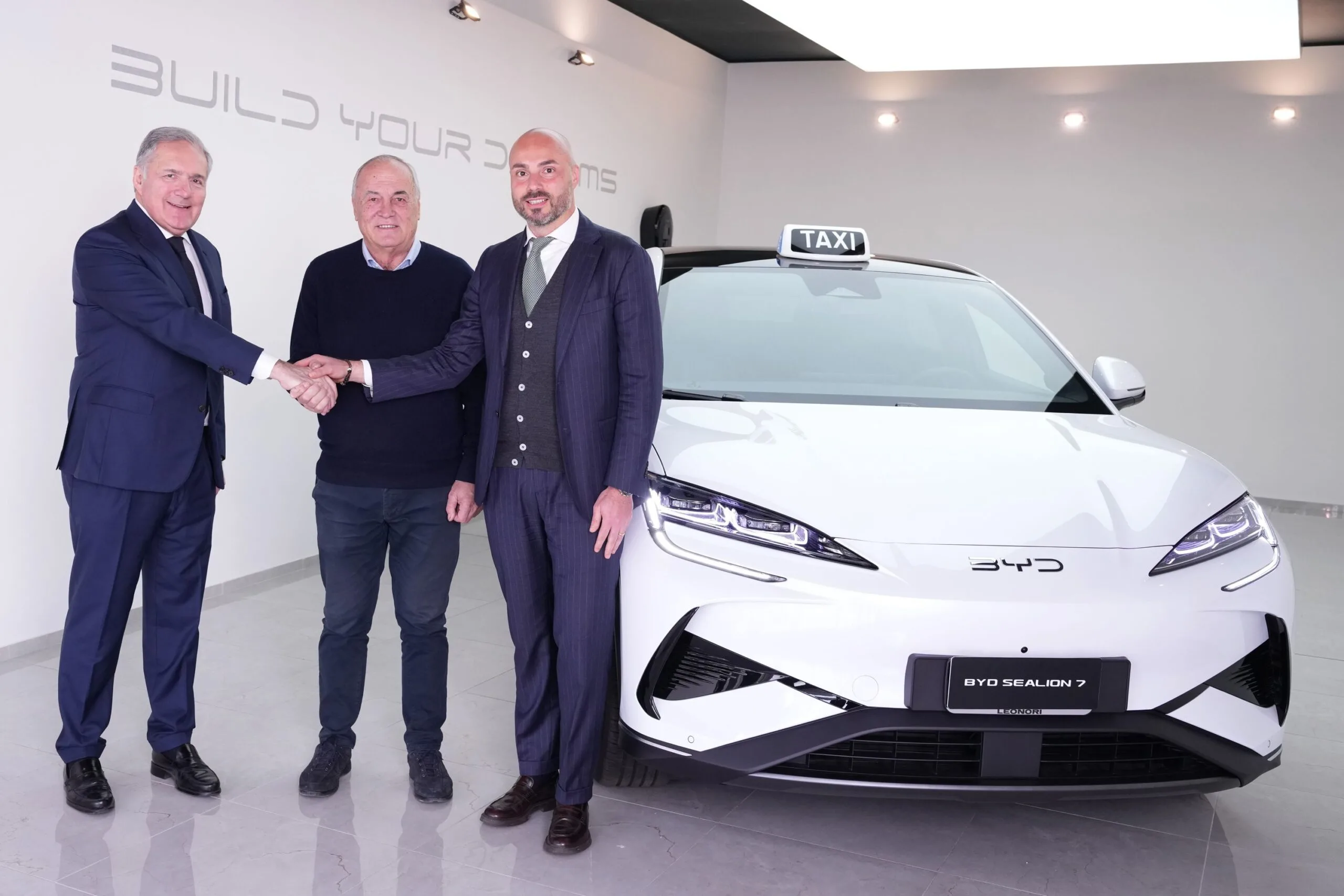 BYD e itTaxi insieme per portare l’app dei taxi italiani direttamente a bordo delle auto