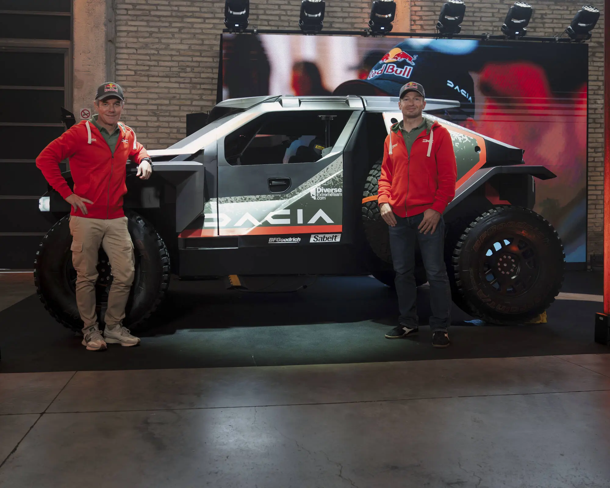 Dacia porta la Dakar nelle città italiane con la "Sandrider Experience"