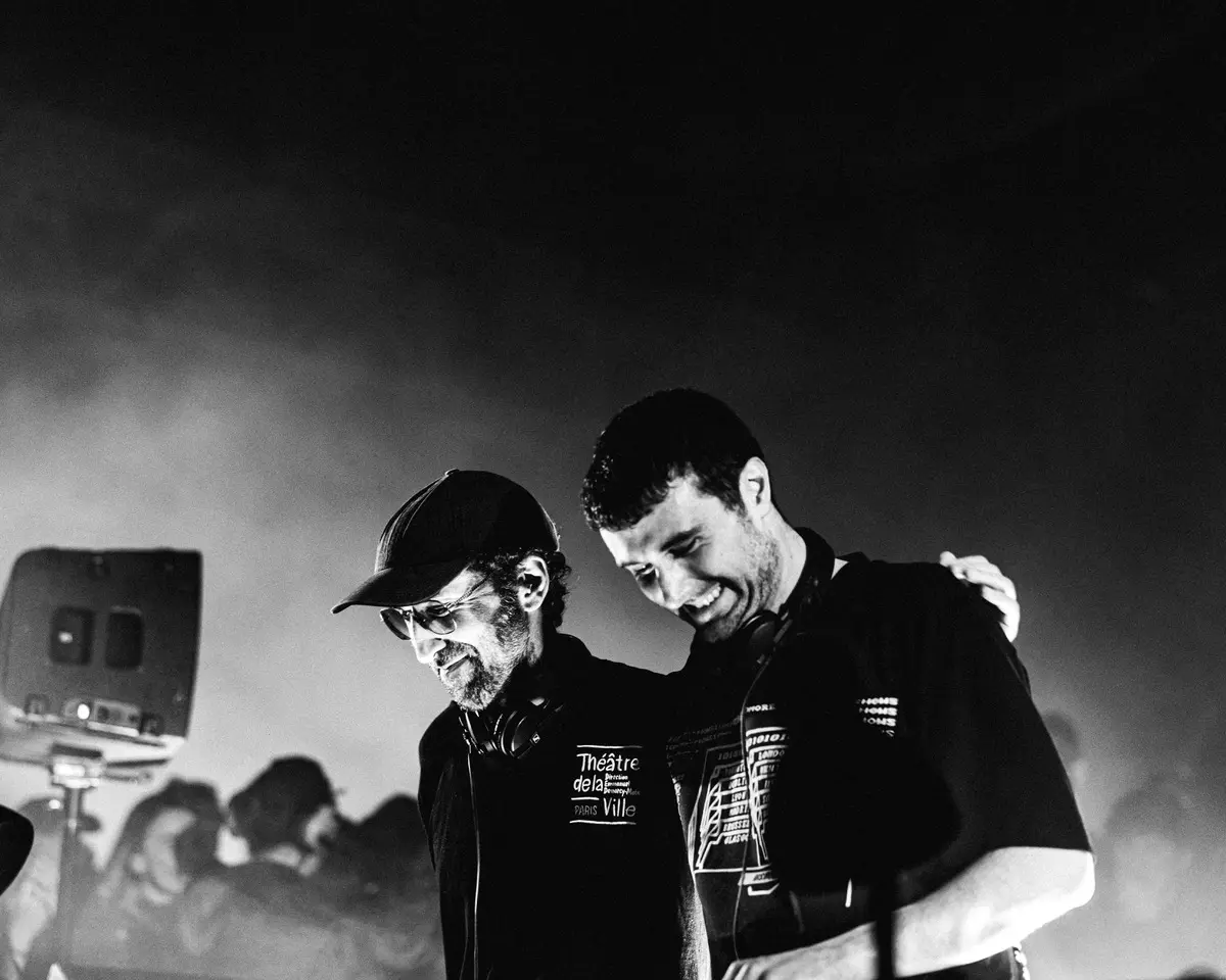 Apple Music pubblica il raro DJ set B2B di Fred again.. e Thomas Bangalter