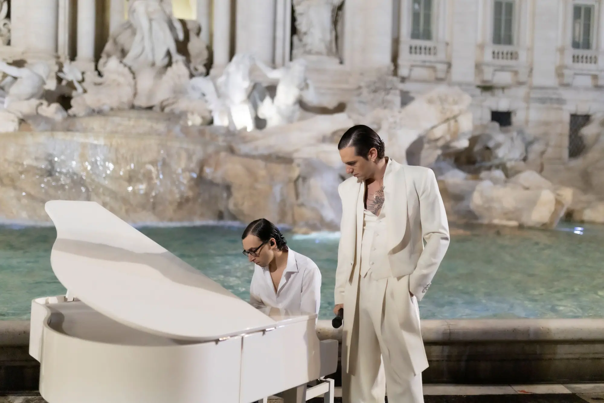 Achille Lauro sorprende Roma con un'esibizione speciale alla Fontana di Trevi