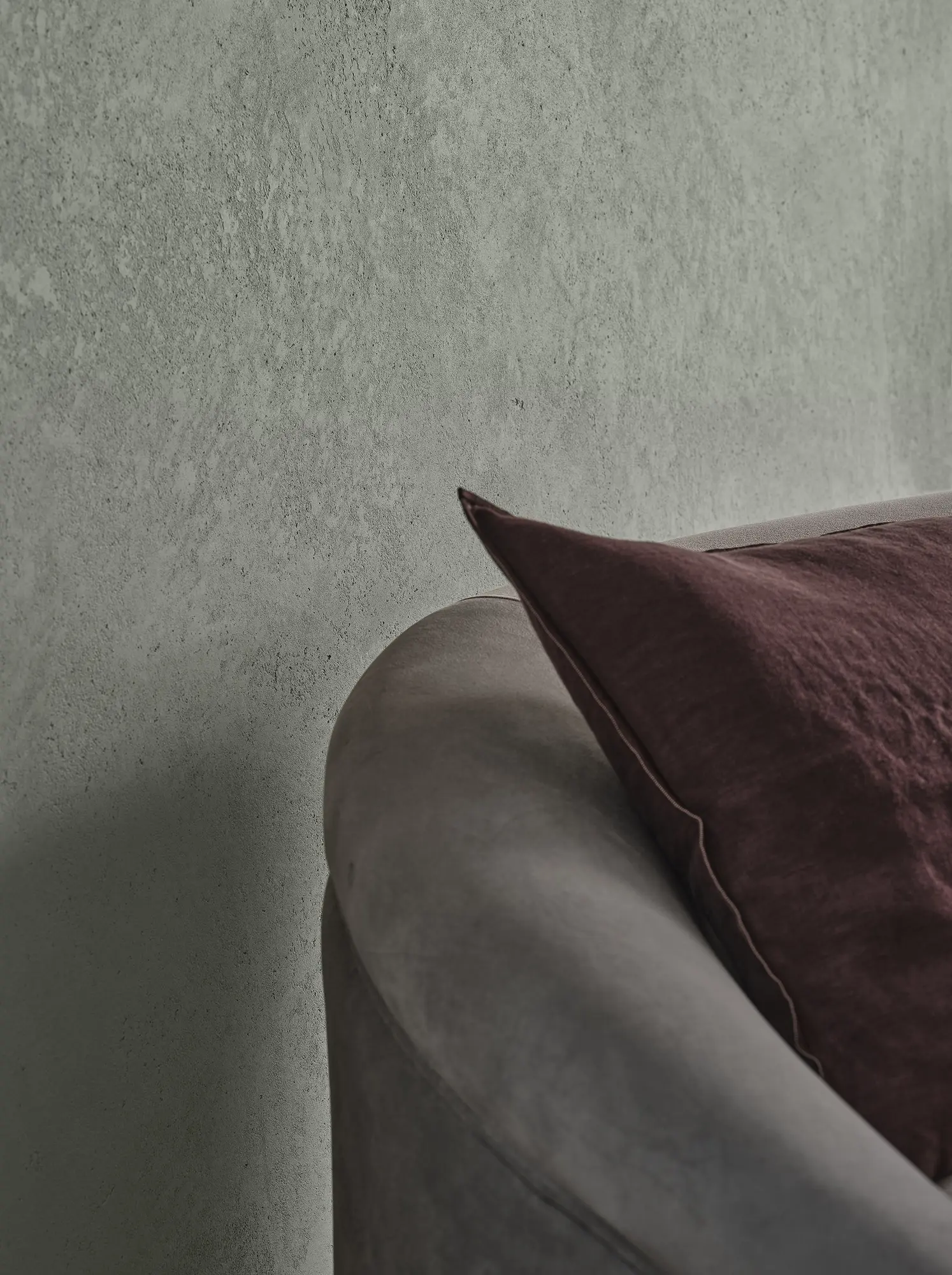 Contrasto di La Calce del Brenta: la materia autentica protagonista del design