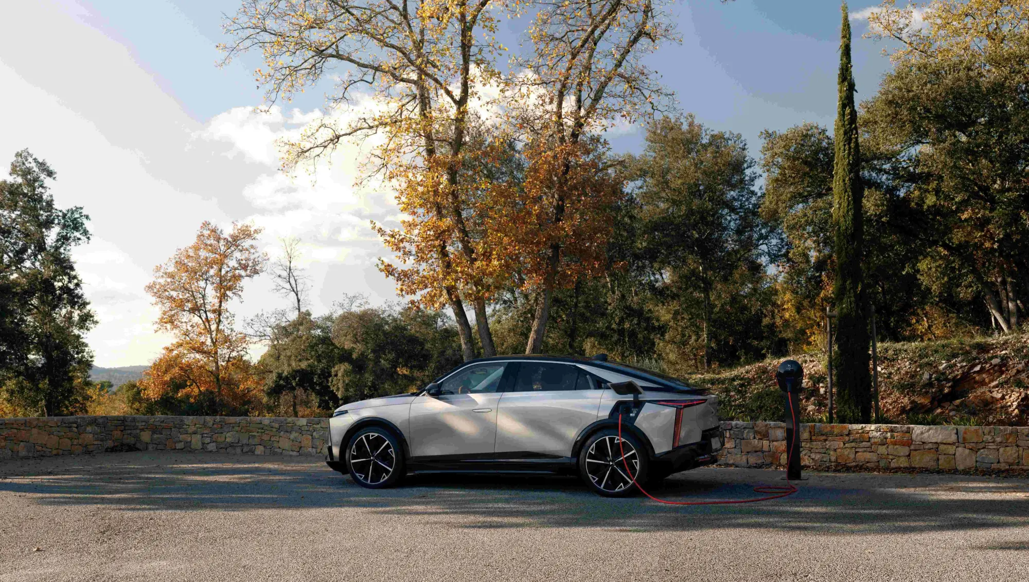 DS N°8 lancia Plug & Charge e caricatore trifase 22 kW per una ricarica senza pensieri