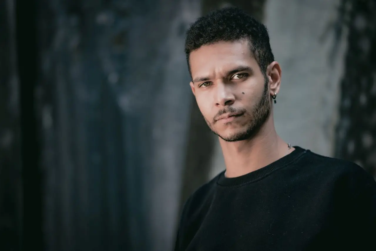 Erick Panini pubblica il videoclip intenso di Così Vero: amore tra luce