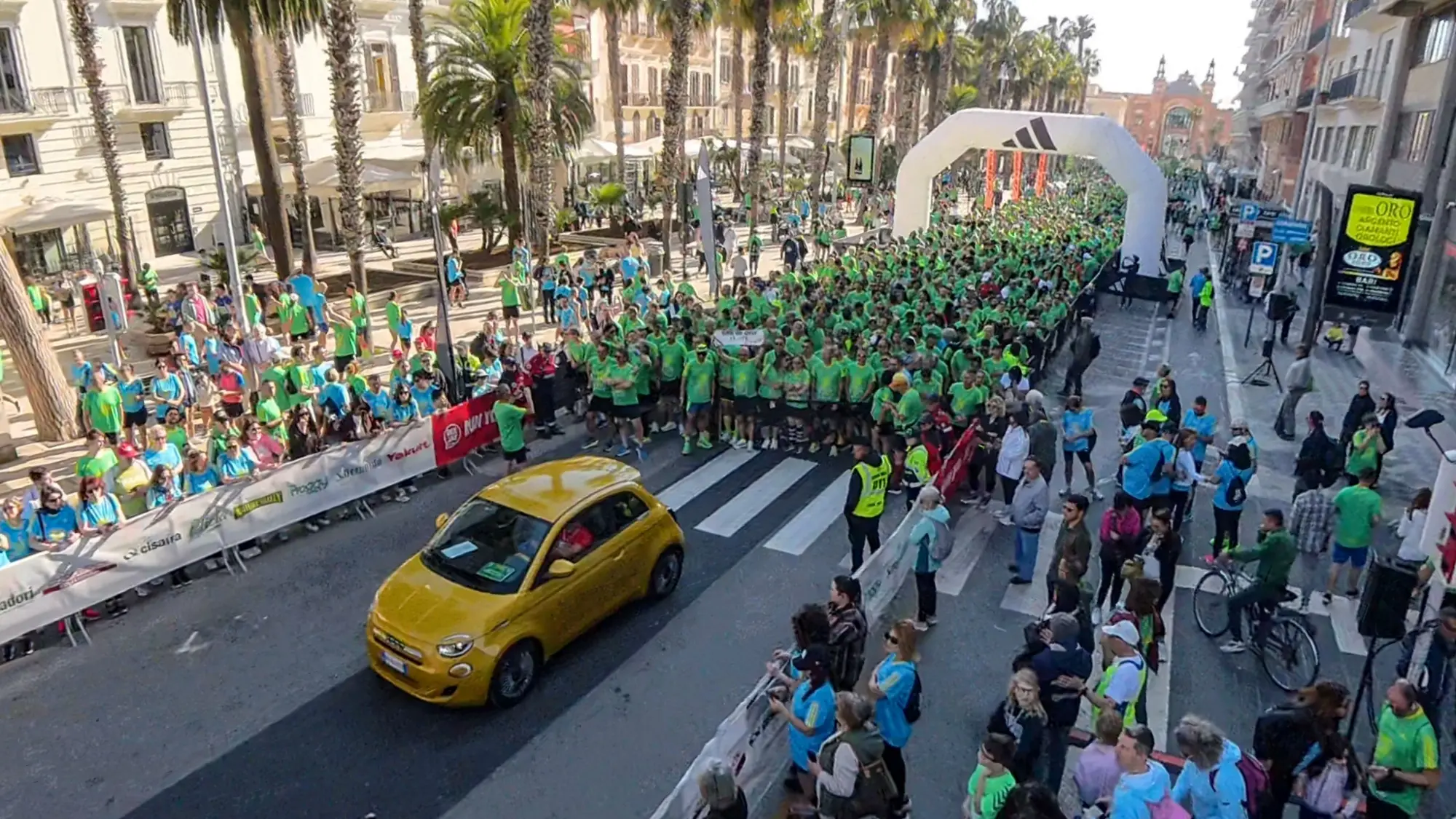 Fiat 500 Hybrid anima la DEEJAY TEN 2026 a Bari con oltre 35.000 partecipanti