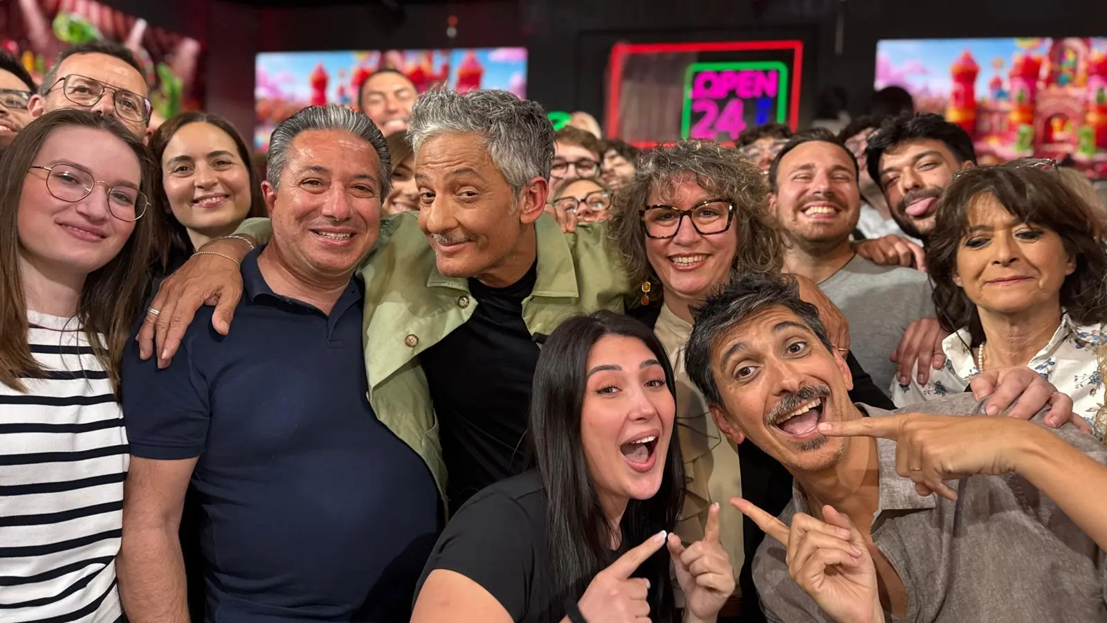 Fiorello celebra De Carlo dopo il successo da Jimmy Fallon e rilancia l'appello della Flotilla