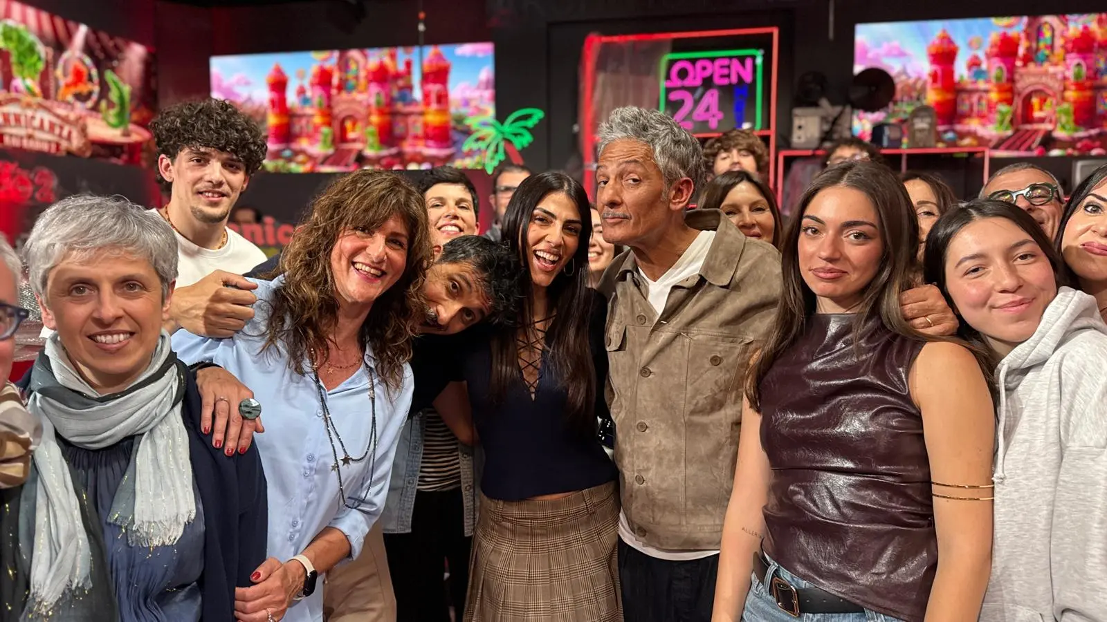 Fiorello celebra il Natale di Roma tra musica, satira e nuovi talenti a La Pennicanza