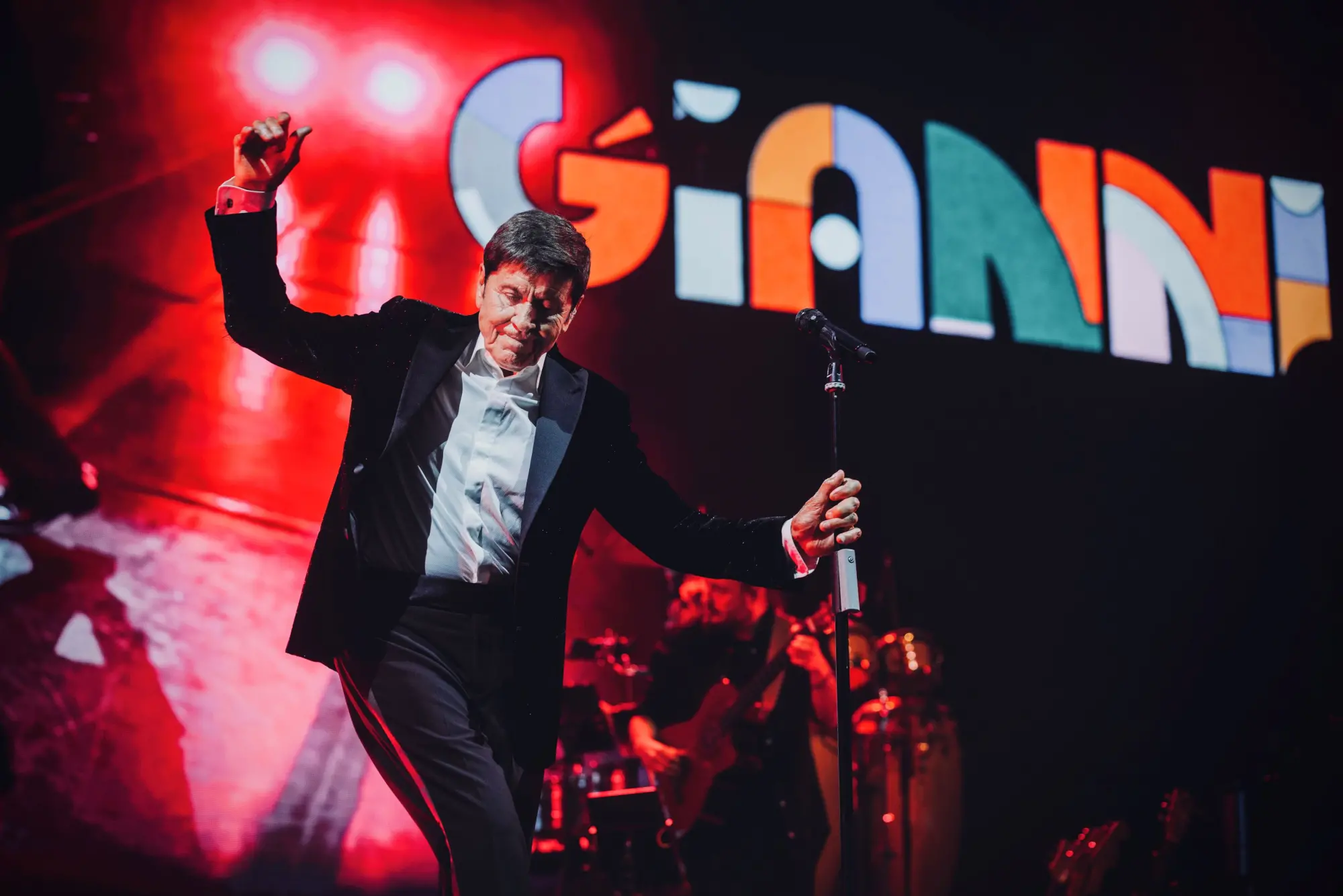Gianni Morandi celebra 60 anni di C'era un ragazzo con un tour estivo nei principali festival