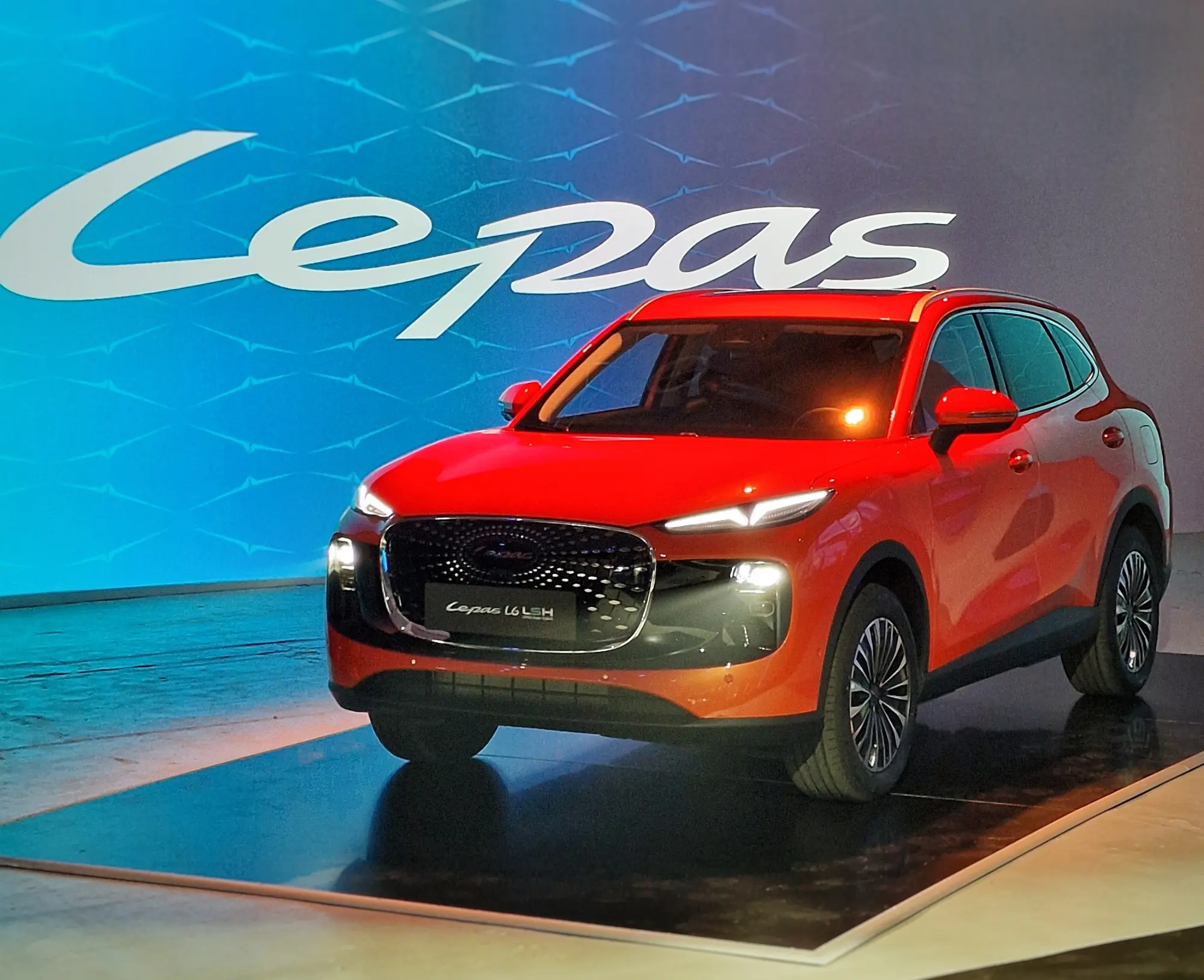 Lepas L6 debutta alla Milano Design Week: il SUV plug-in da 1.200 km che sfida l’Europa