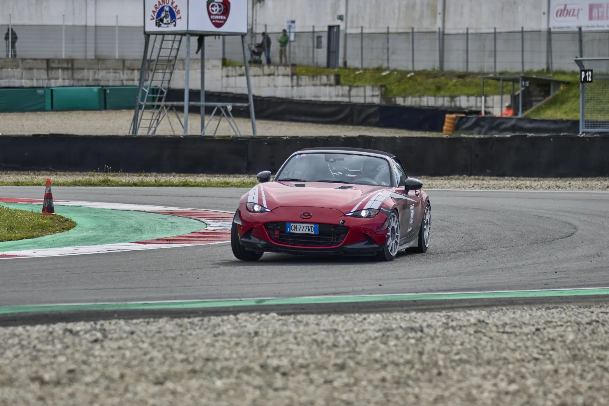 Mazda celebra la passione per la MX-5 con una giornata all’insegna del “Joy of Driving” a Varano