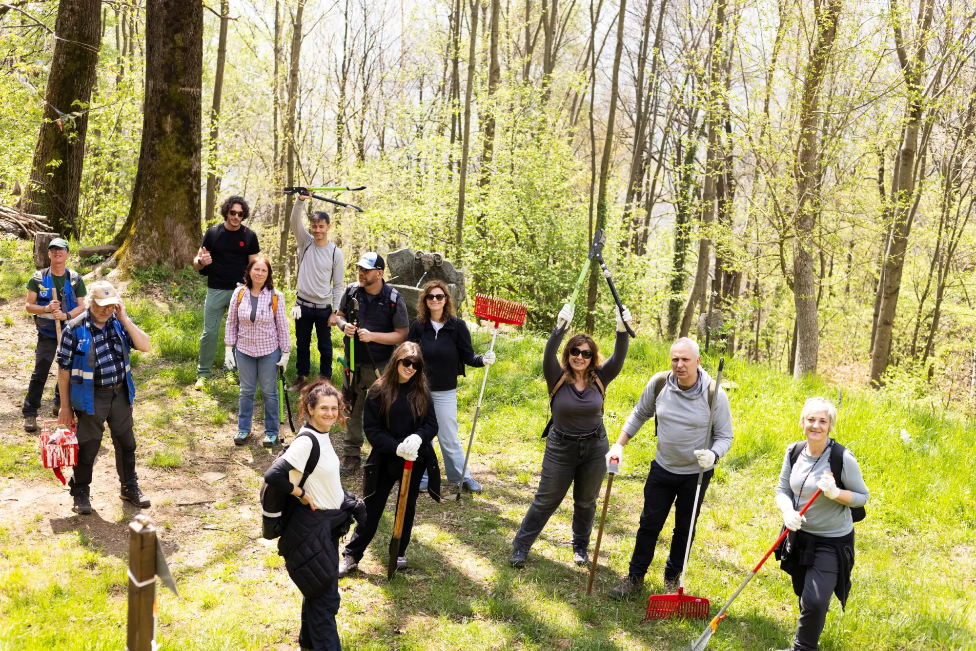 Suzuki Mountain Day: dipendenti all'opera per la cura dei sentieri nelle Valli di Lanzo