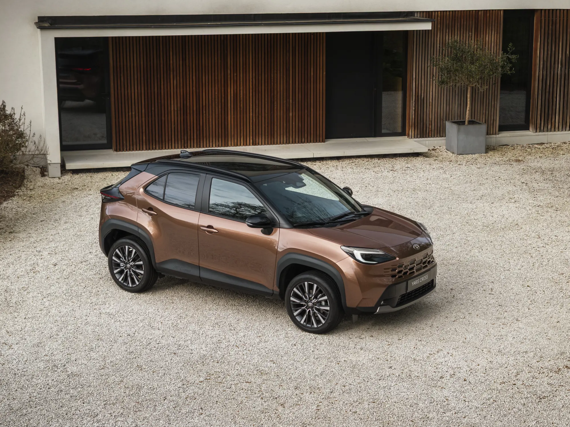 Nuova Toyota Yaris Cross: stile rinnovato per il SUV ibrido bestseller