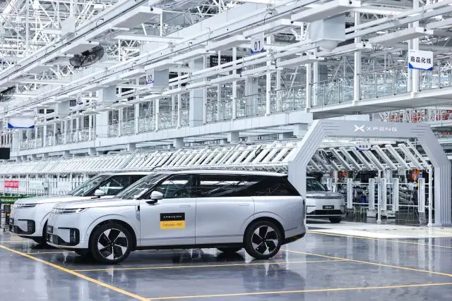 XPENG inaugura la produzione del primo Robotaxi di serie in Cina: via alla guida autonoma L4
