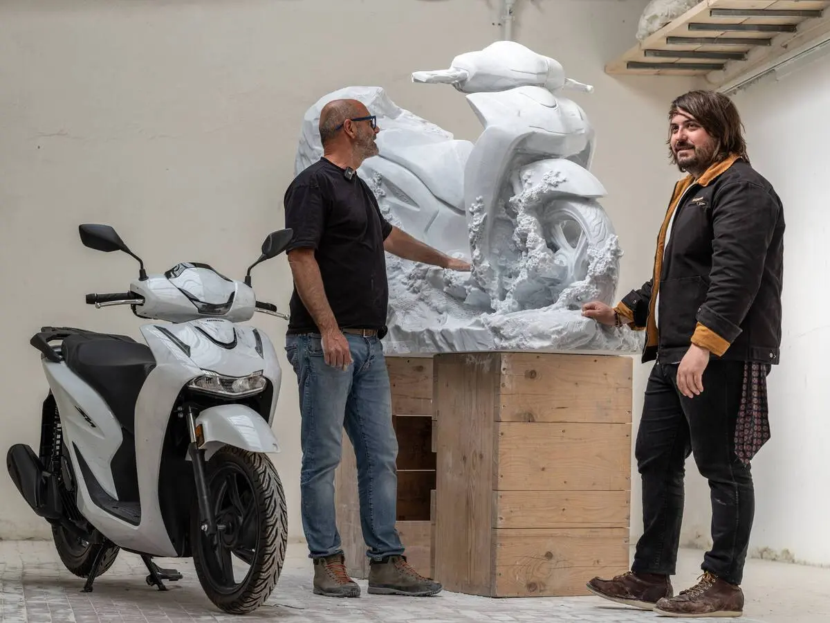 Honda SH125 celebra 25 anni con una scultura di marmo e un concept sostenibile