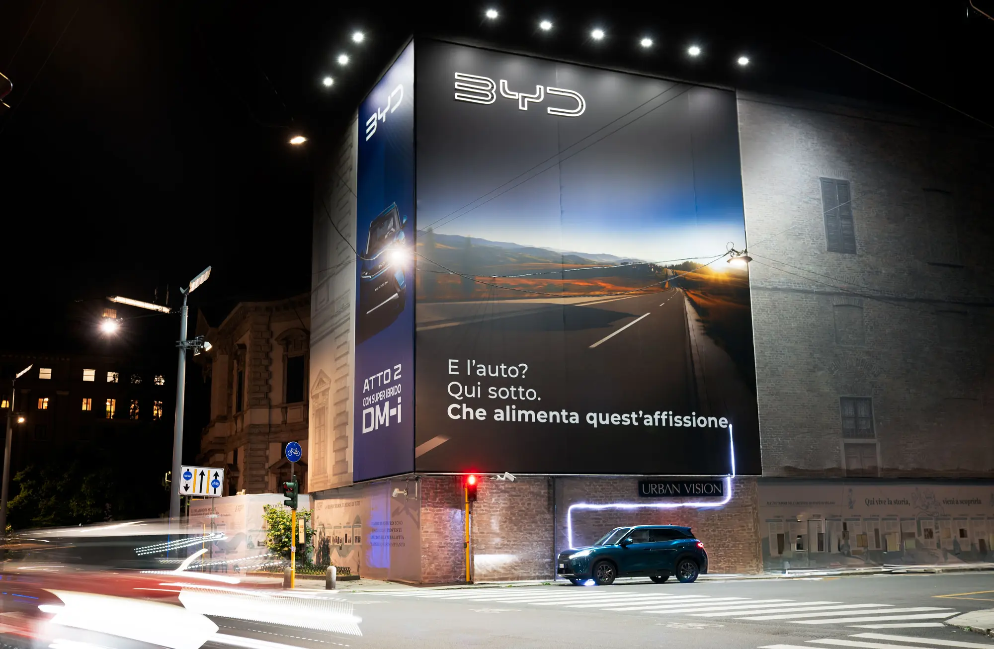BYD accende Milano: innovativa installazione outdoor alimentata da un'auto elettrica