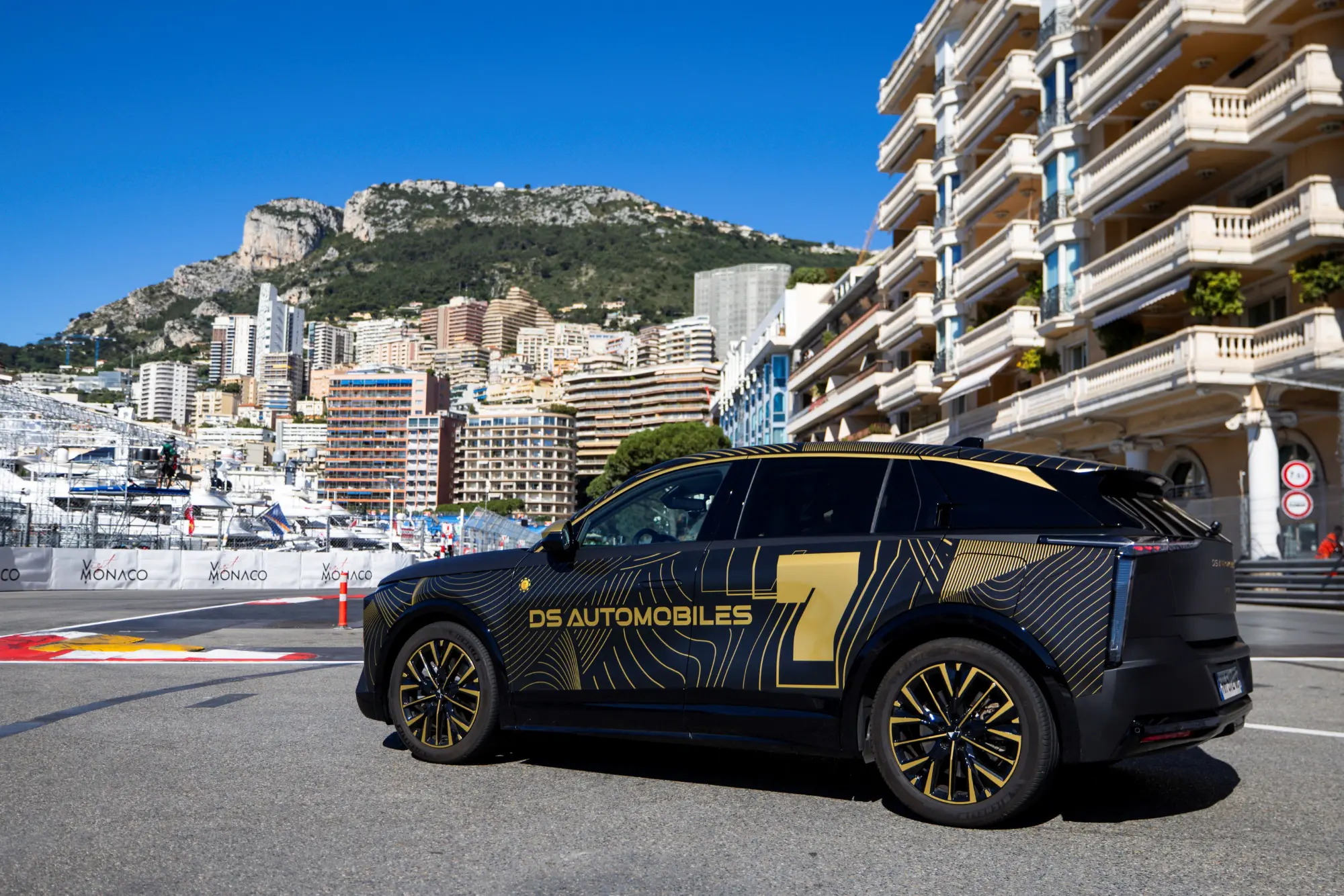 Debutto dinamico a Montecarlo per la nuova DS N°7: stile e tecnologia al servizio della mobilità premium