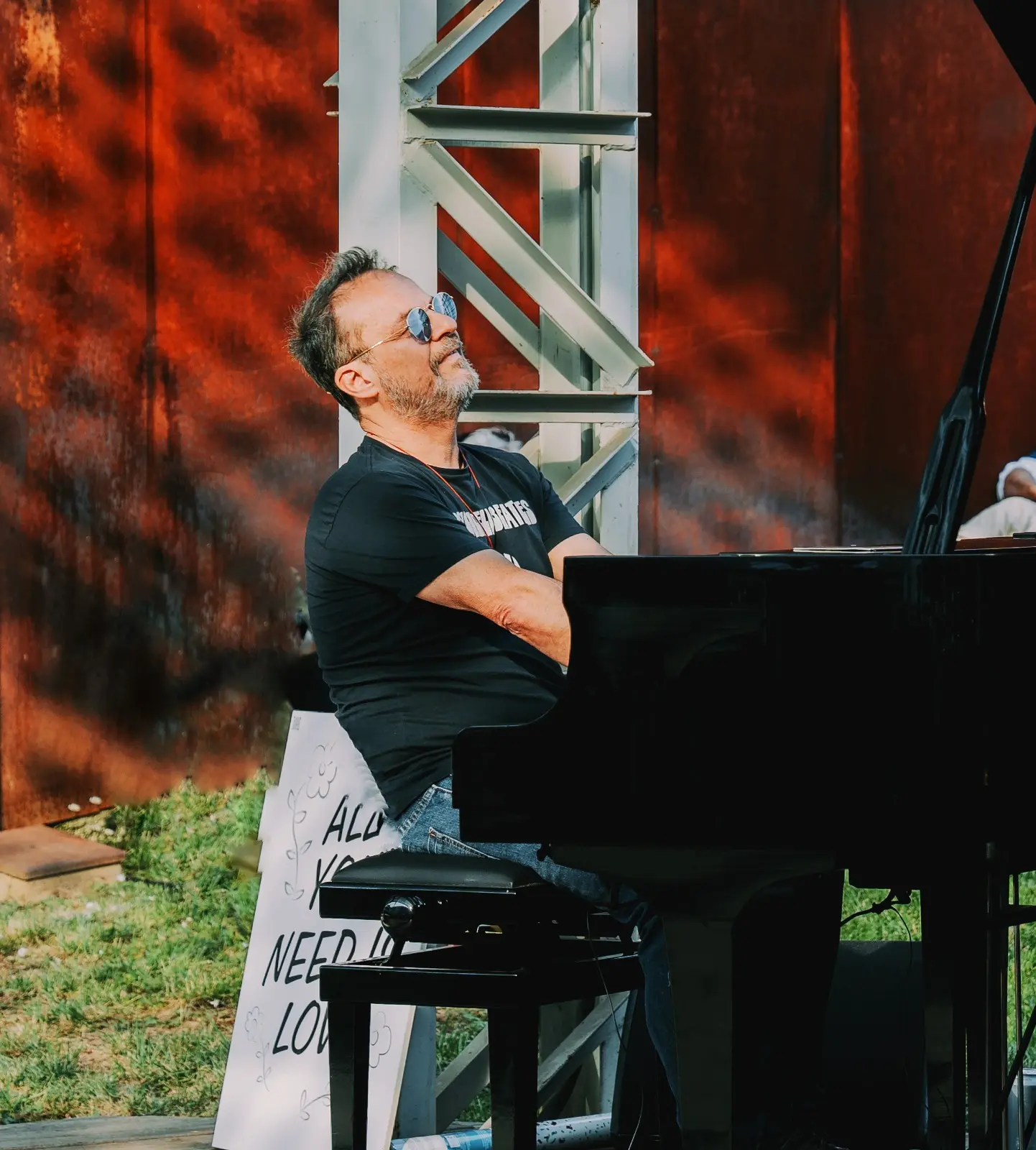 Fabrizio Grecchi porta i Beatles in tour tra Milano e Atene con il suo piano solo