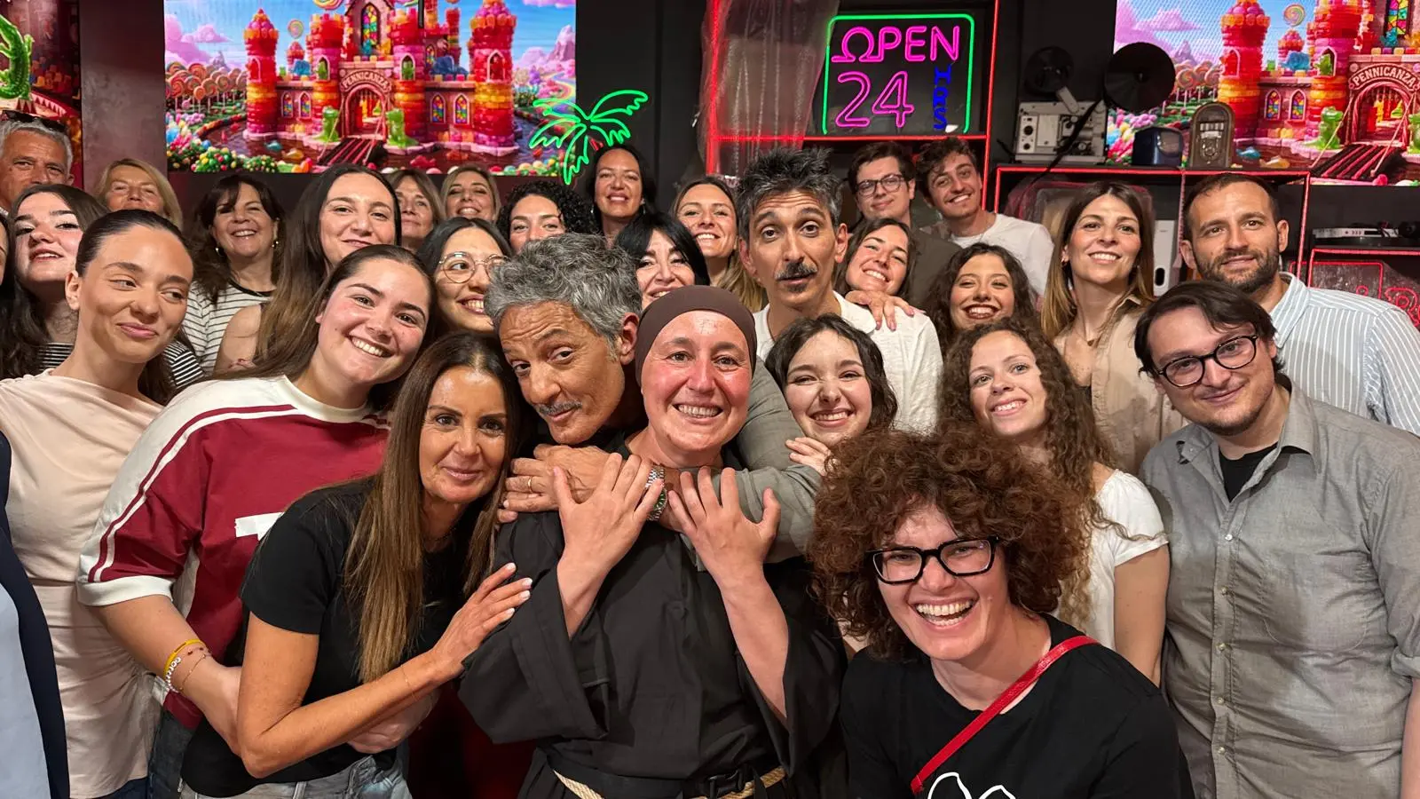 Fiorello tra satira e attualità: appello all'Umbria, musica e ironia su Rai Radio2