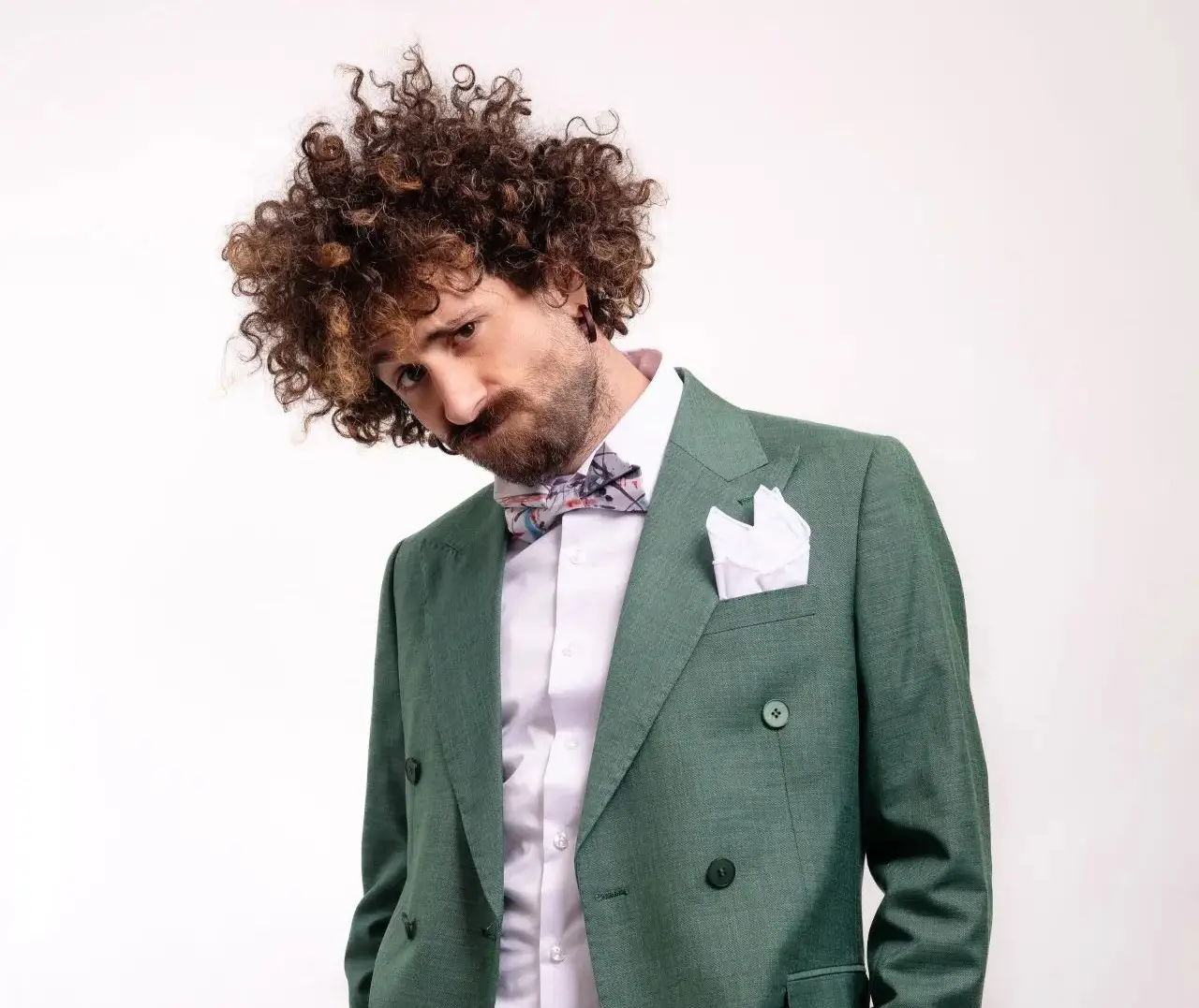 Gio Evan torna con il singolo Ma Bene e annuncia il tour Extra Terreste