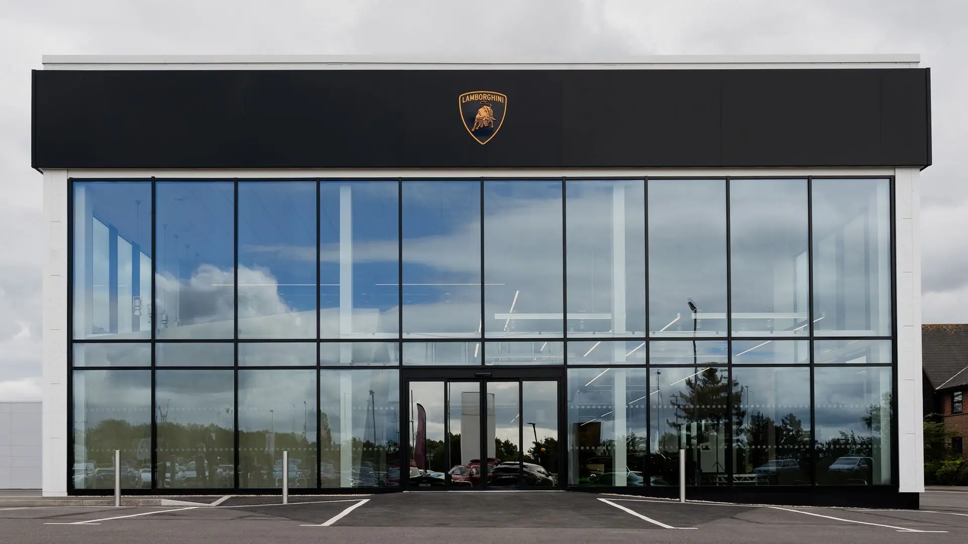 Lamborghini inaugura il nuovo showroom di Poole e presenta la gamma ibrida