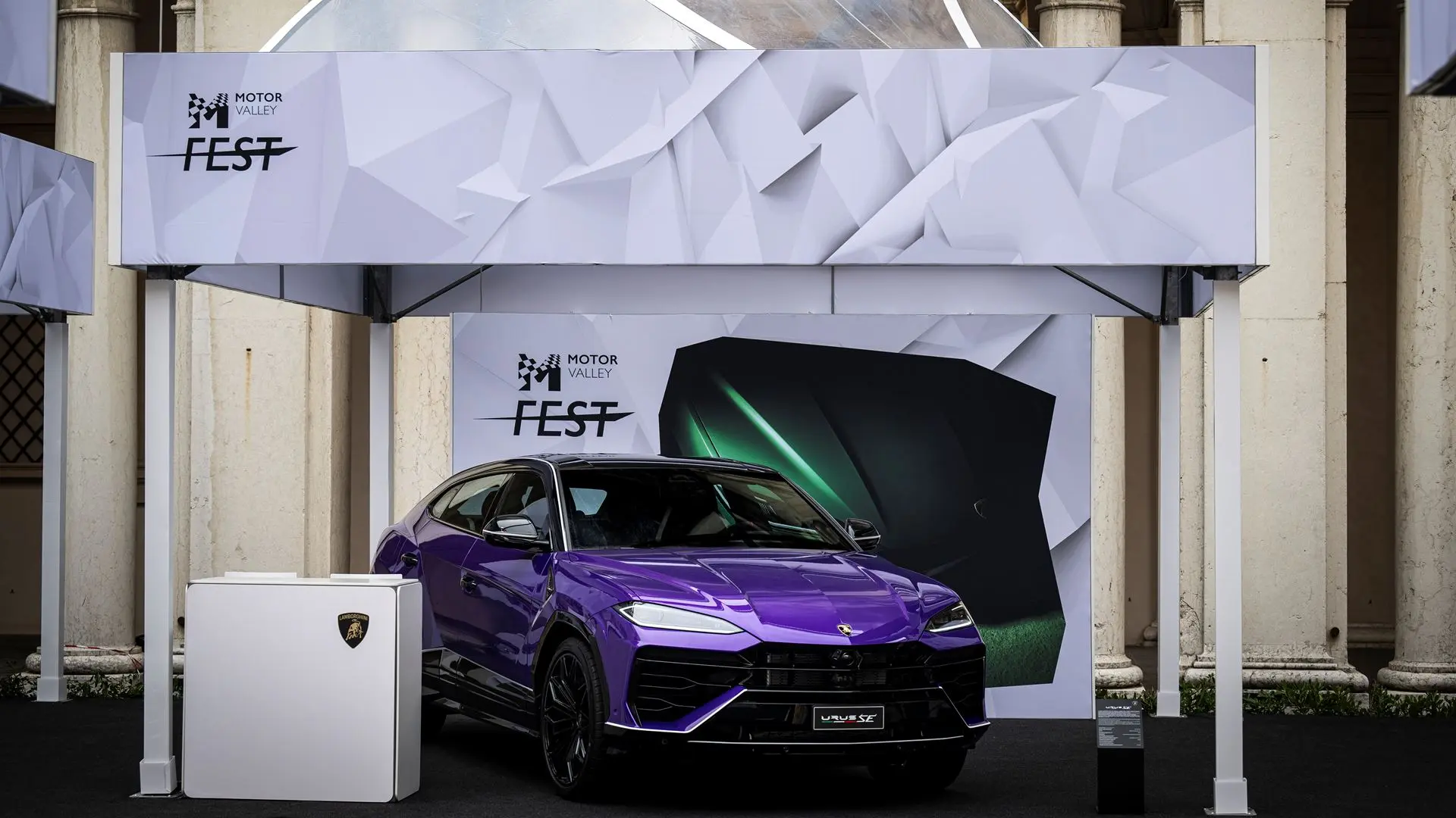 Lamborghini Urus SE Tettonero Capsule: debutto in Viola Pasifae al Motor Valley Fest